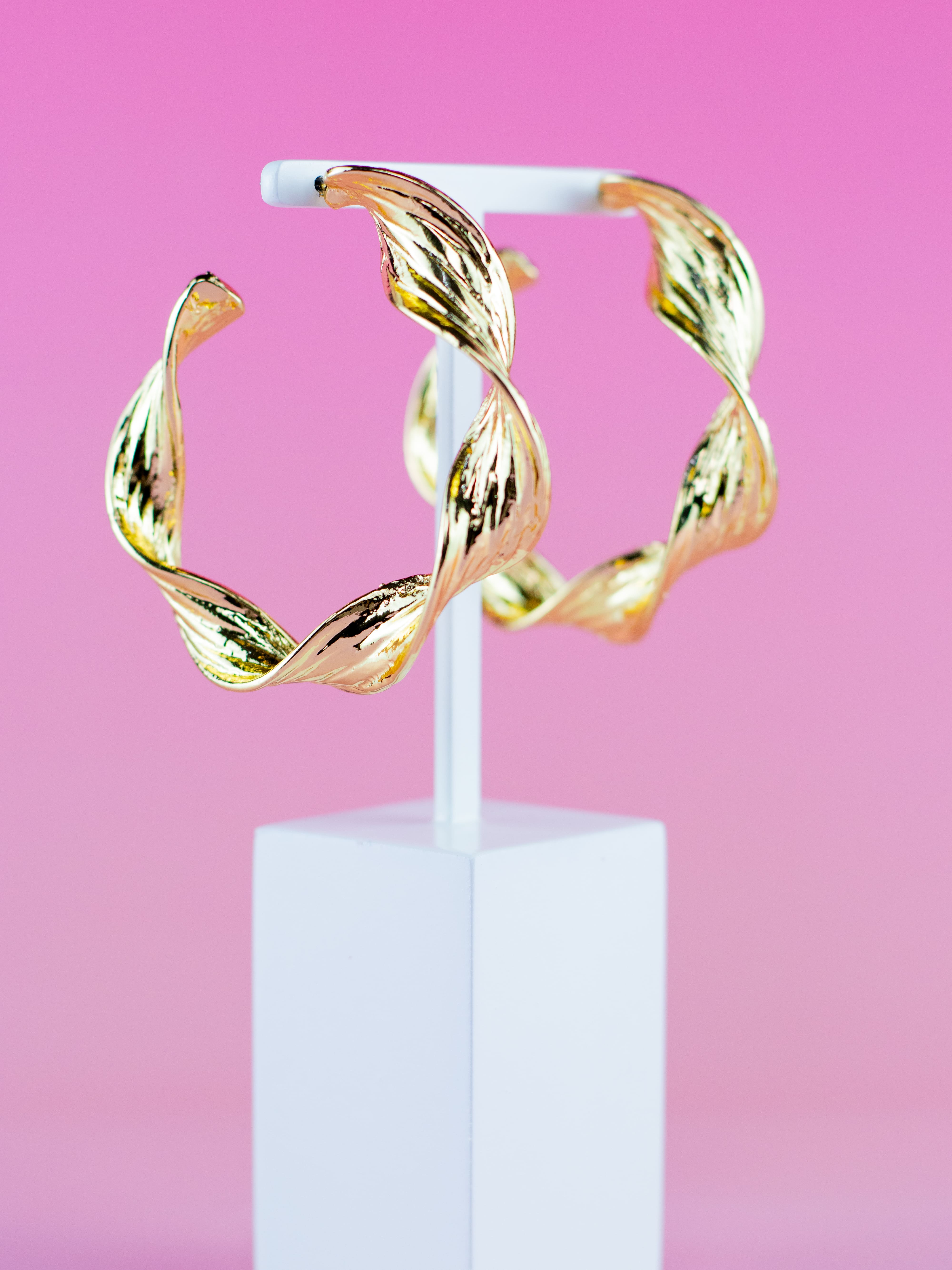 Argola de Metal Lisa Dourada Torcida