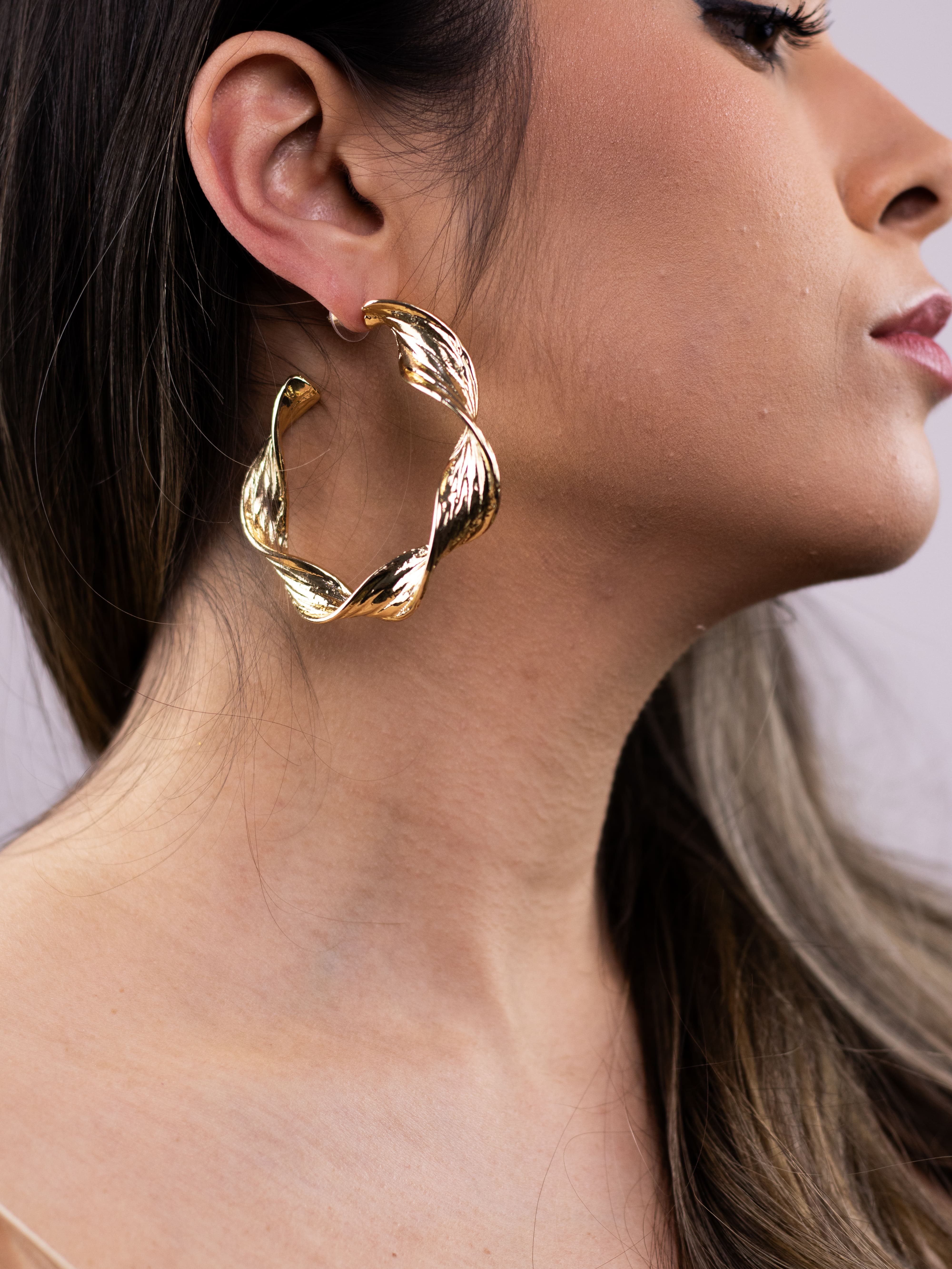 Argola de Metal Lisa Dourada Torcida