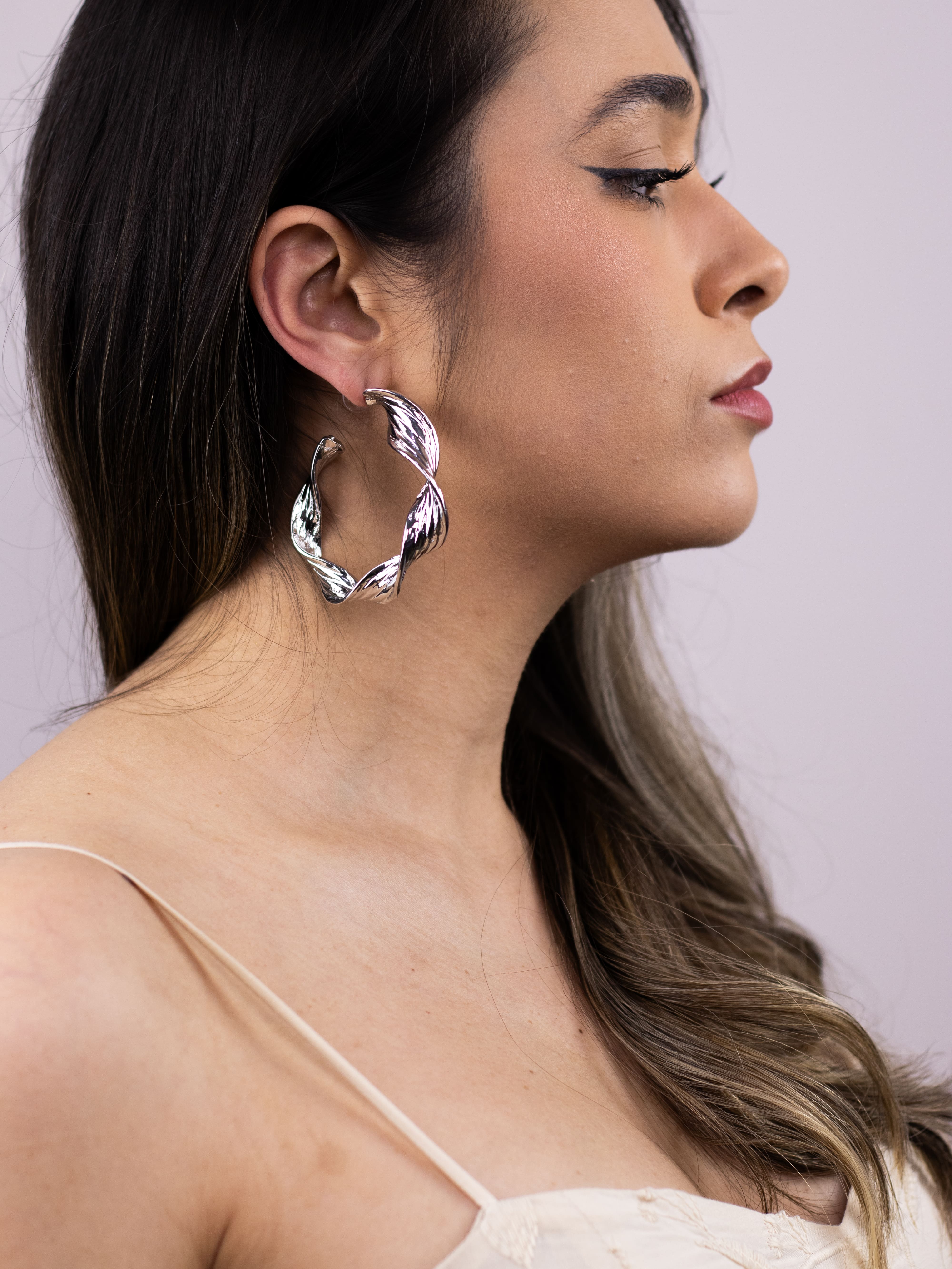 Argola de Metal Lisa Prata Torcida