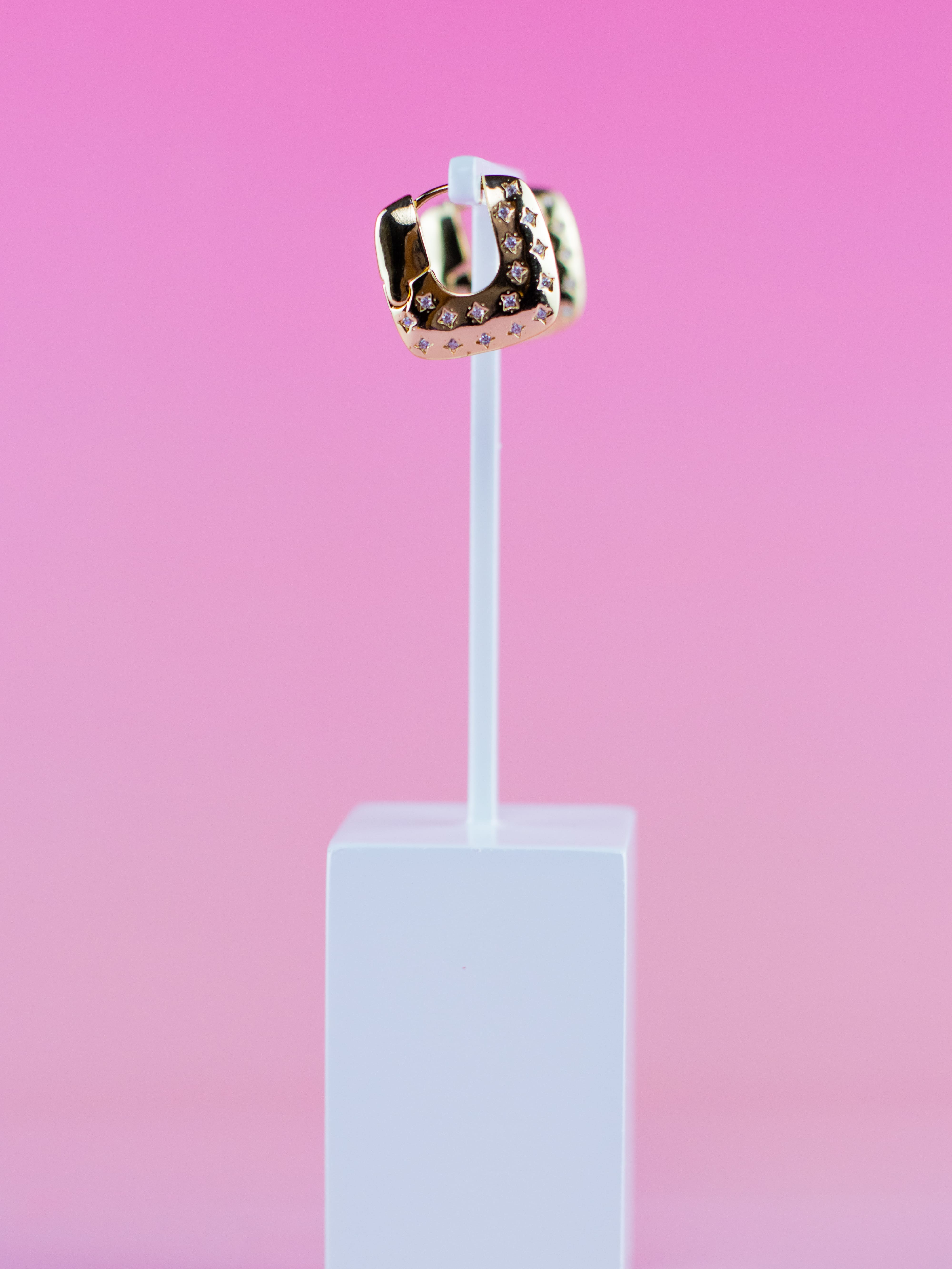 Argola de Metal Liso Dourada Quadrada com Zircônia