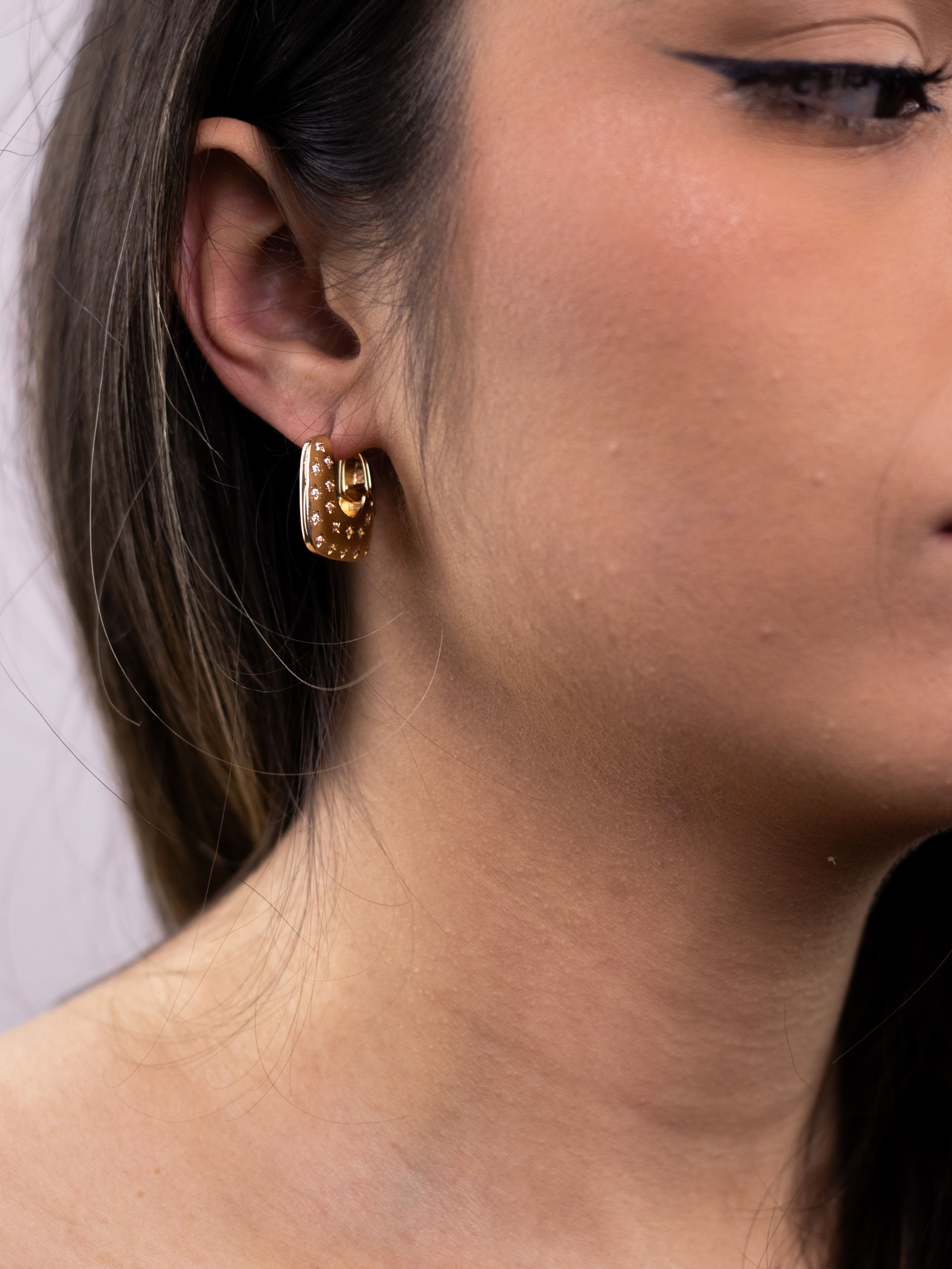 Argola de Metal Liso Dourada Quadrada com Zircônia