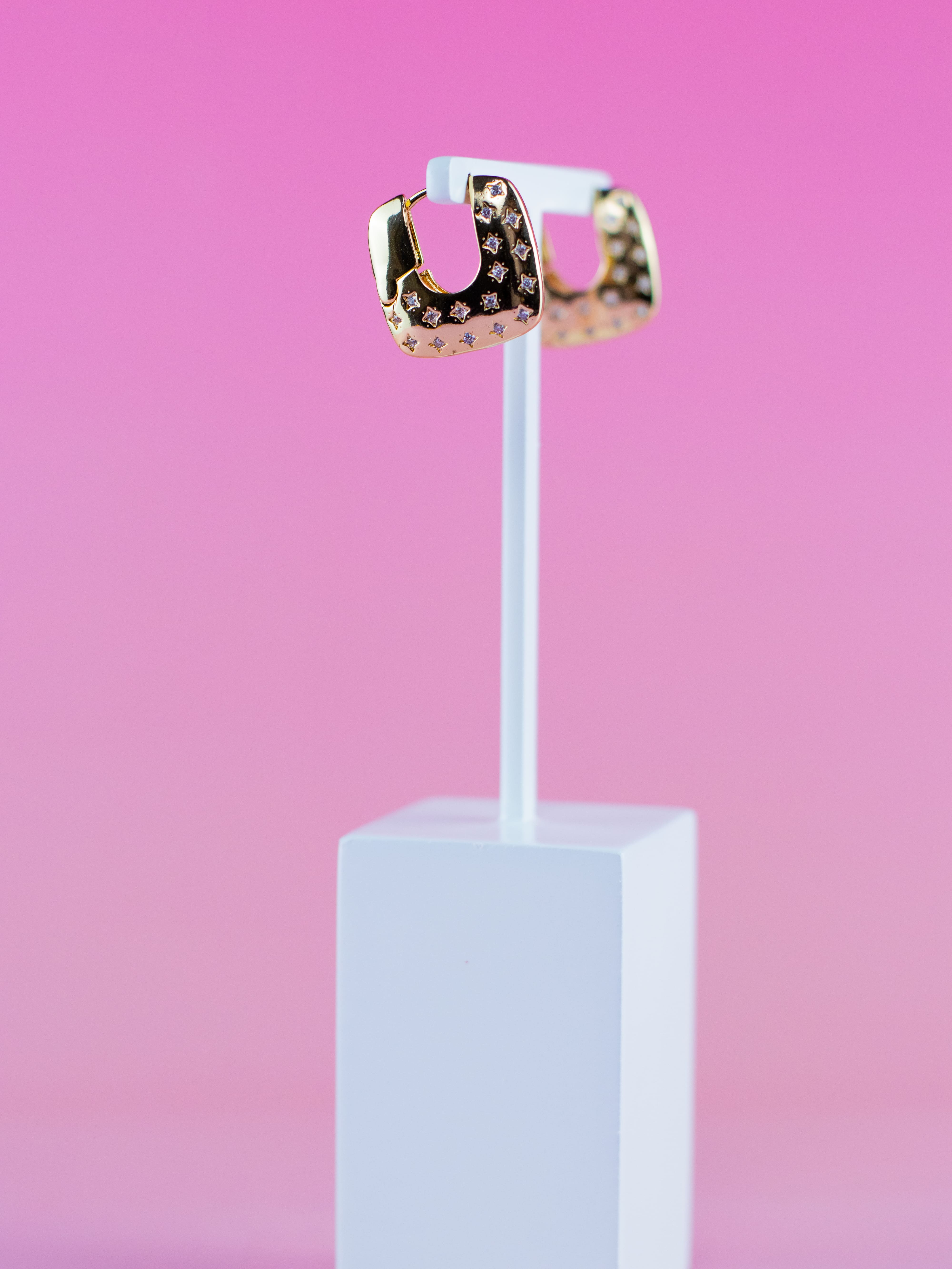 Argola de Metal Liso Dourada Quadrada com Zircônia