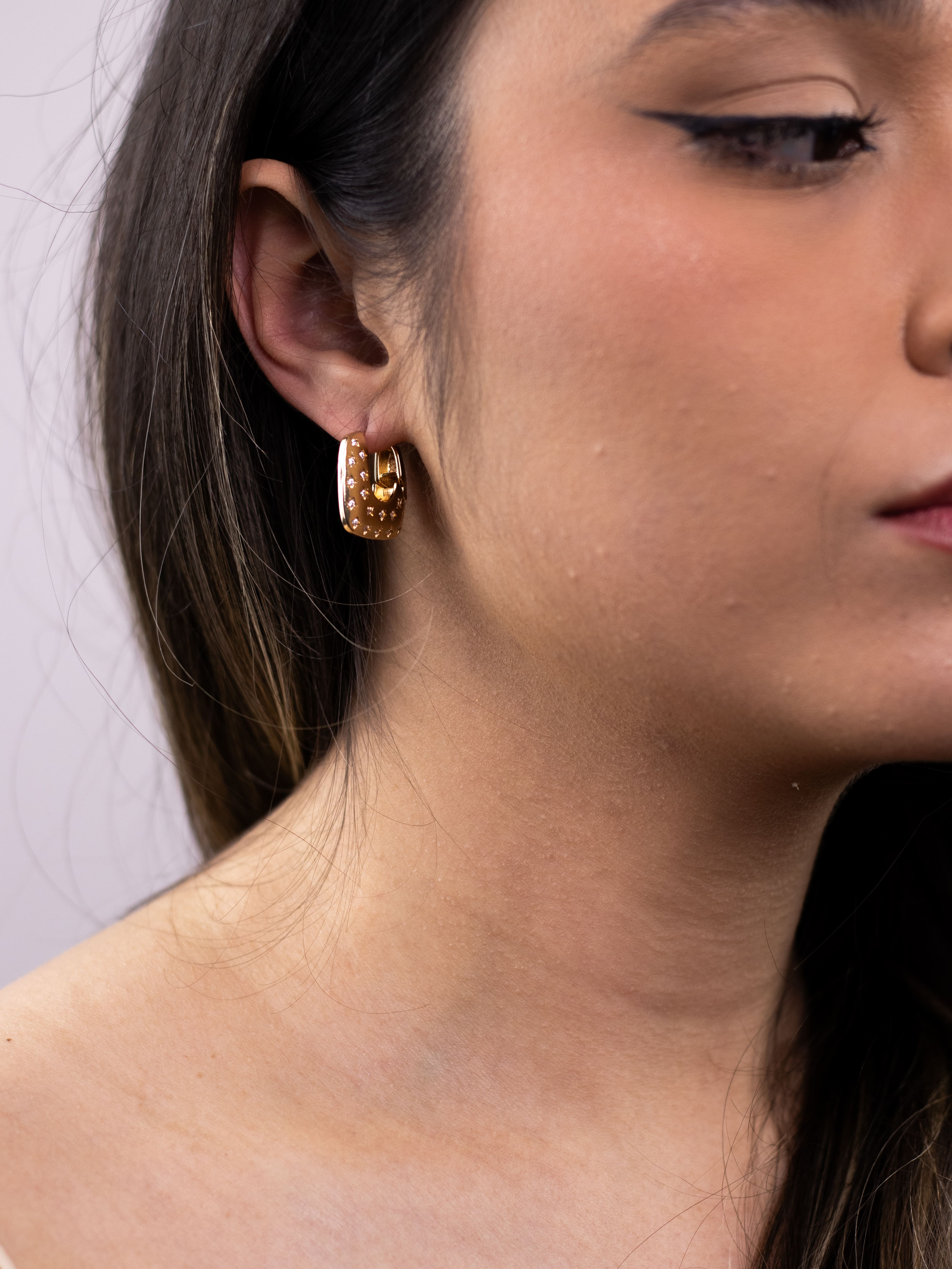 Argola de Metal Liso Dourada Quadrada com Zircônia