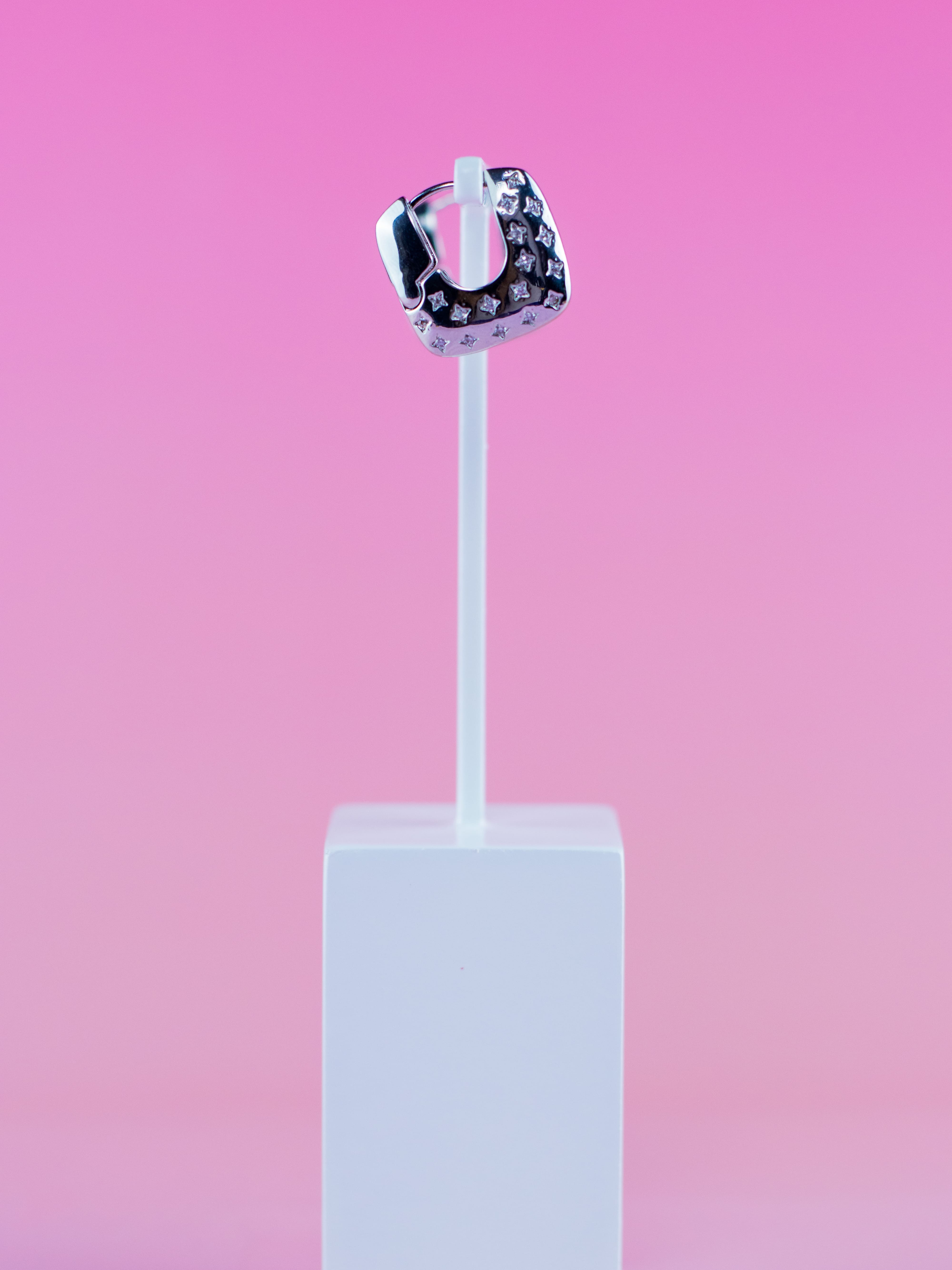 Argola de Metal Liso Prata Quadrada com Zircônia