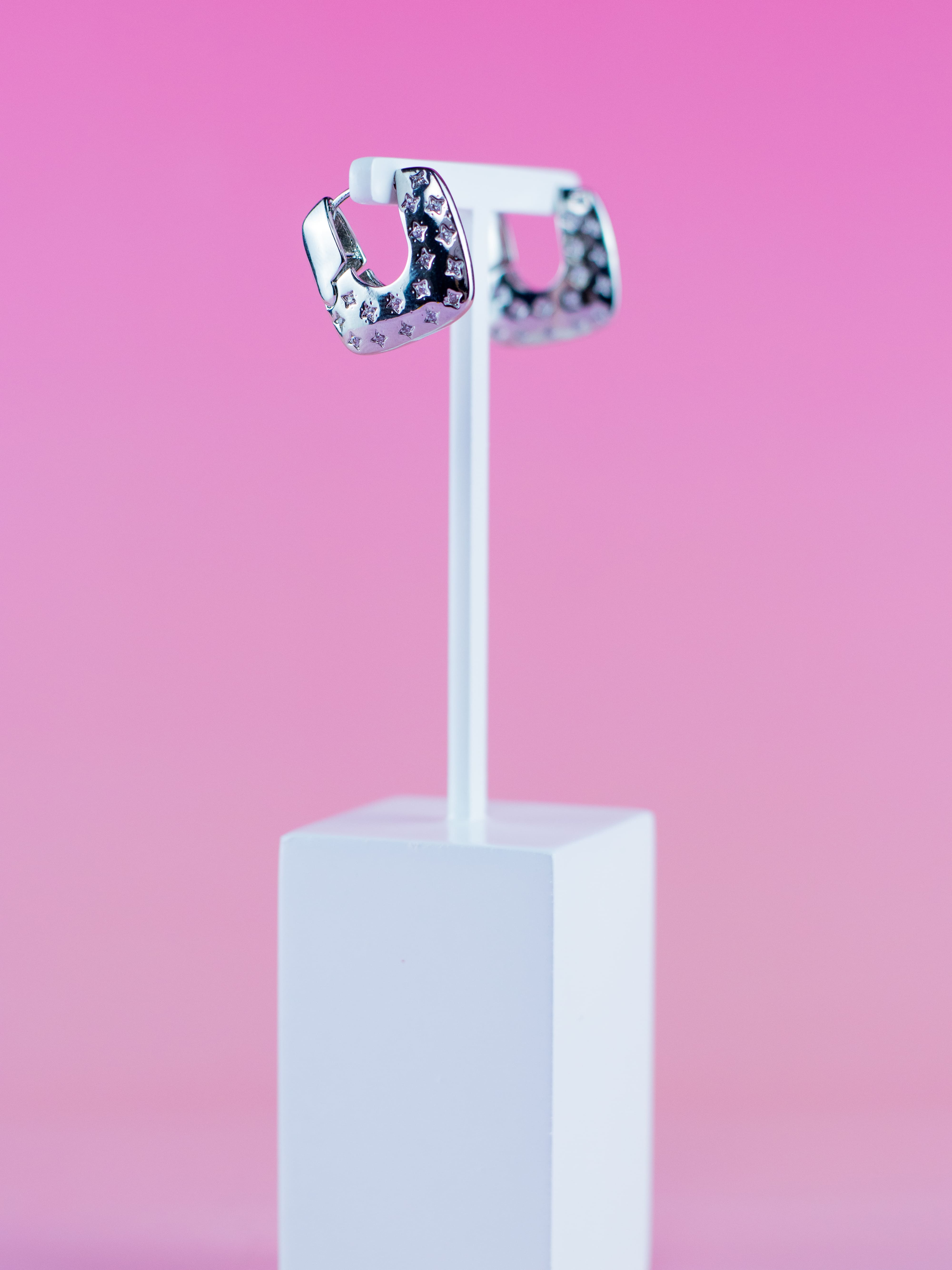 Argola de Metal Liso Prata Quadrada com Zircônia