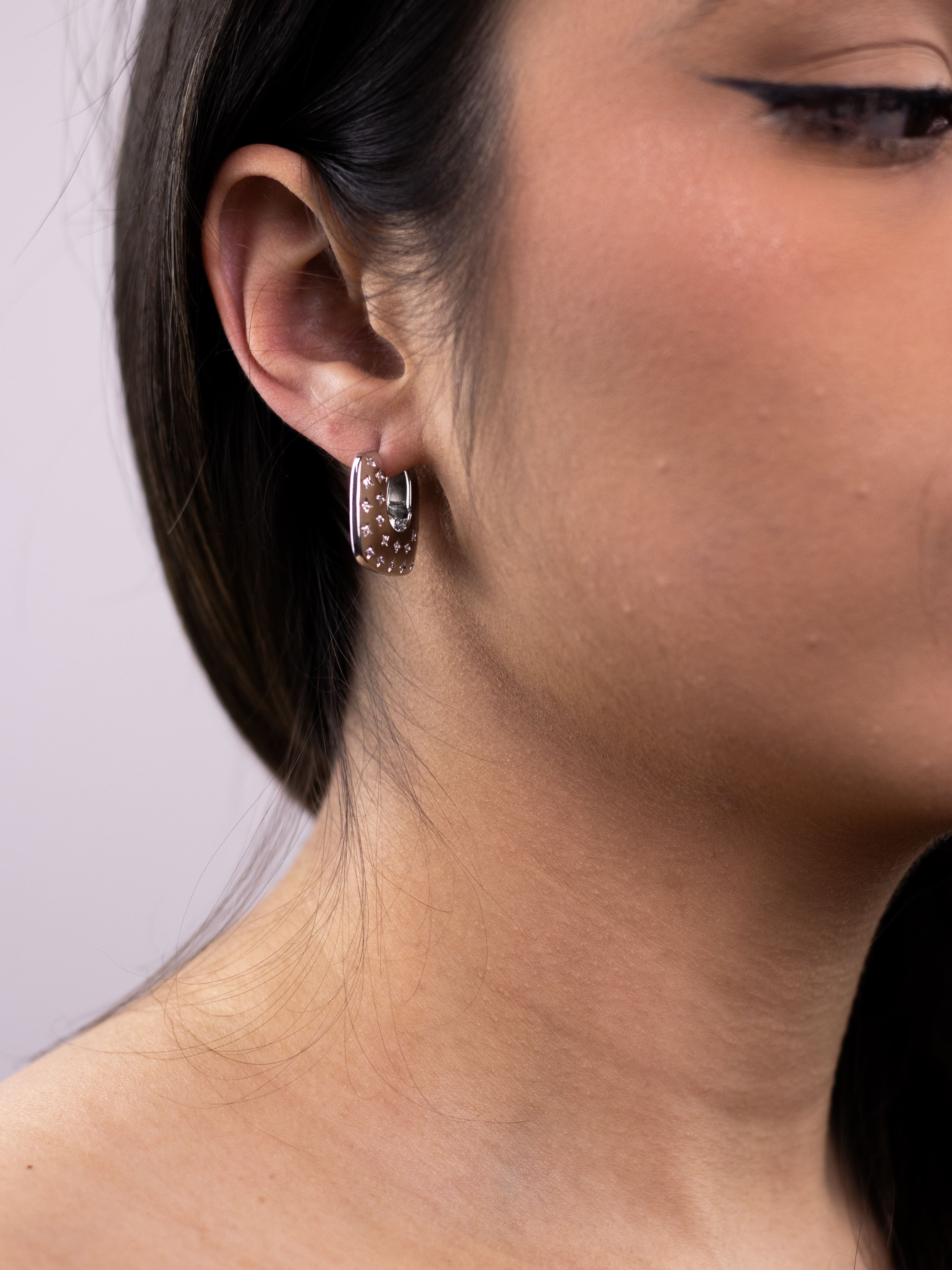 Argola de Metal Liso Prata Quadrada com Zircônia