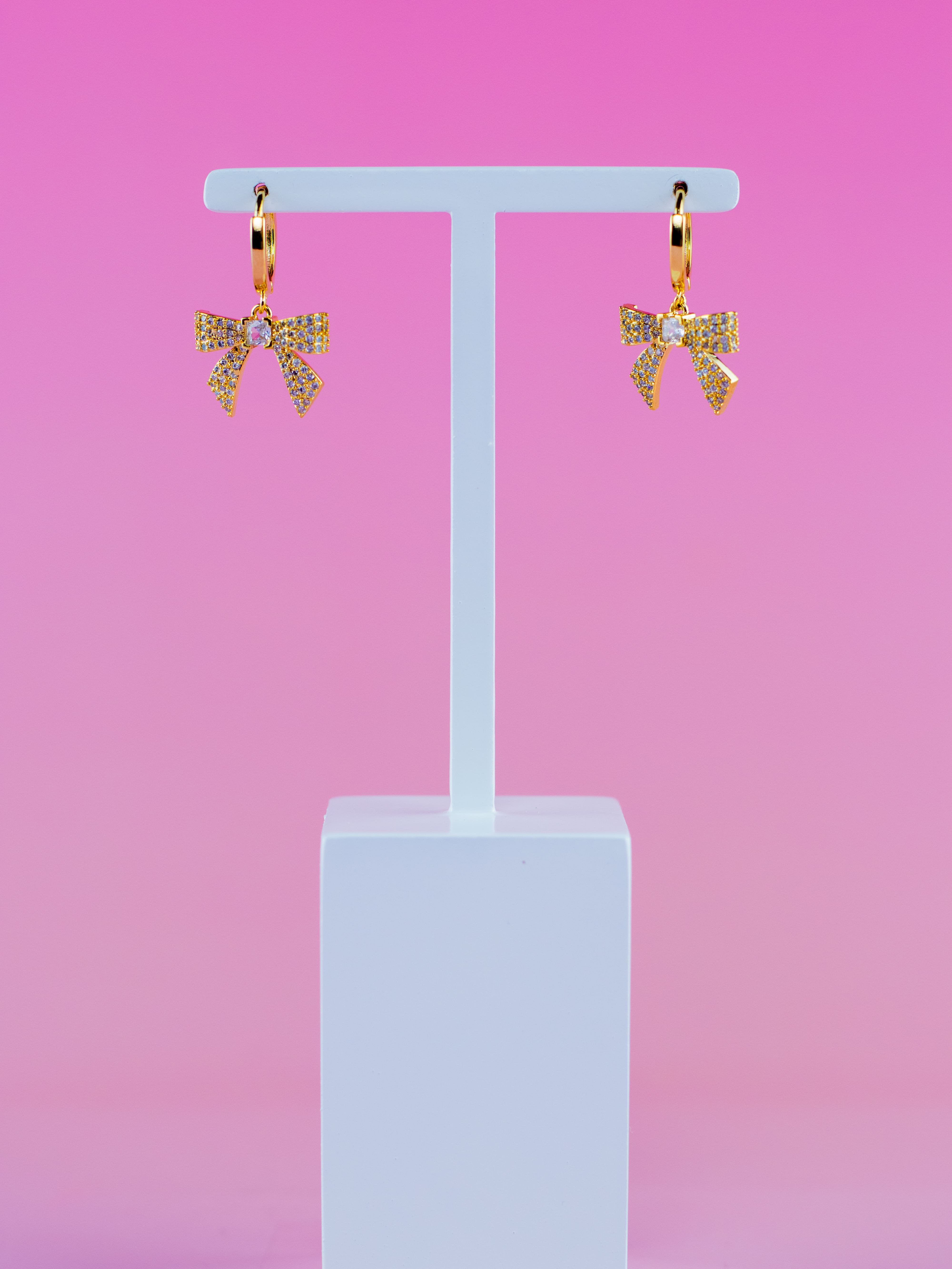 Argola Dourada com Pingente Cravejado de Laço