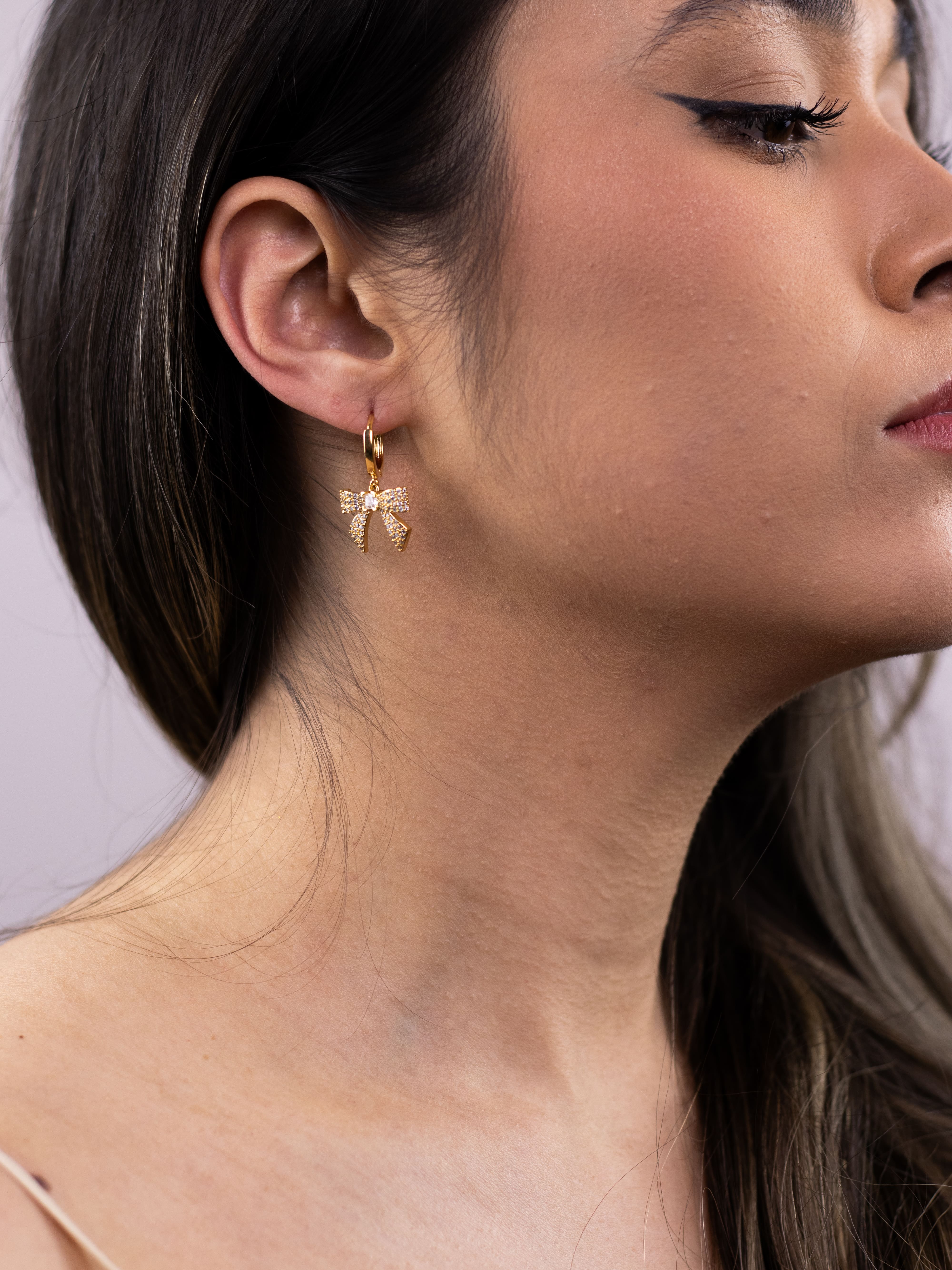 Argola Dourada com Pingente Cravejado de Laço