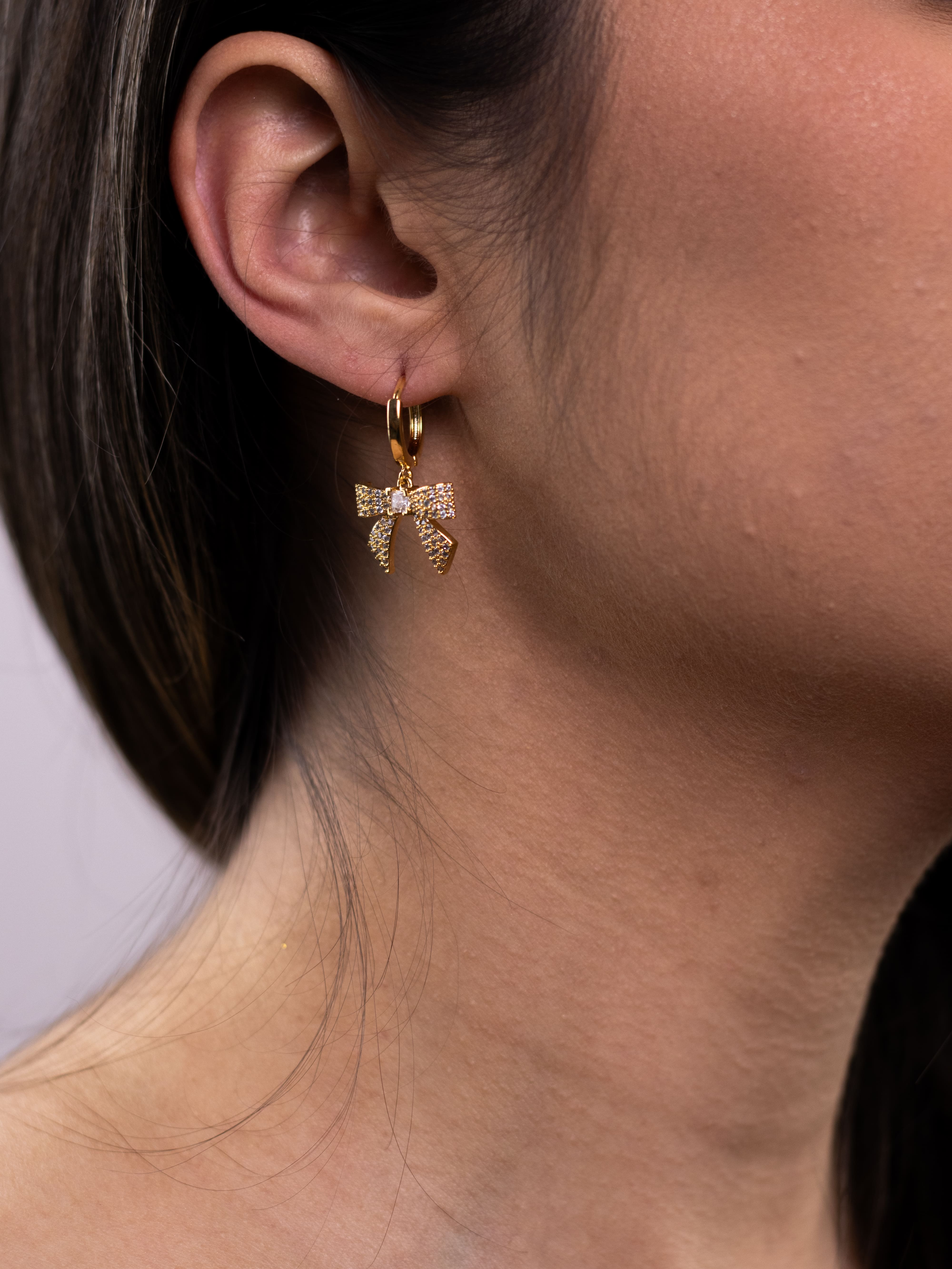 Argola Dourada com Pingente Cravejado de Laço