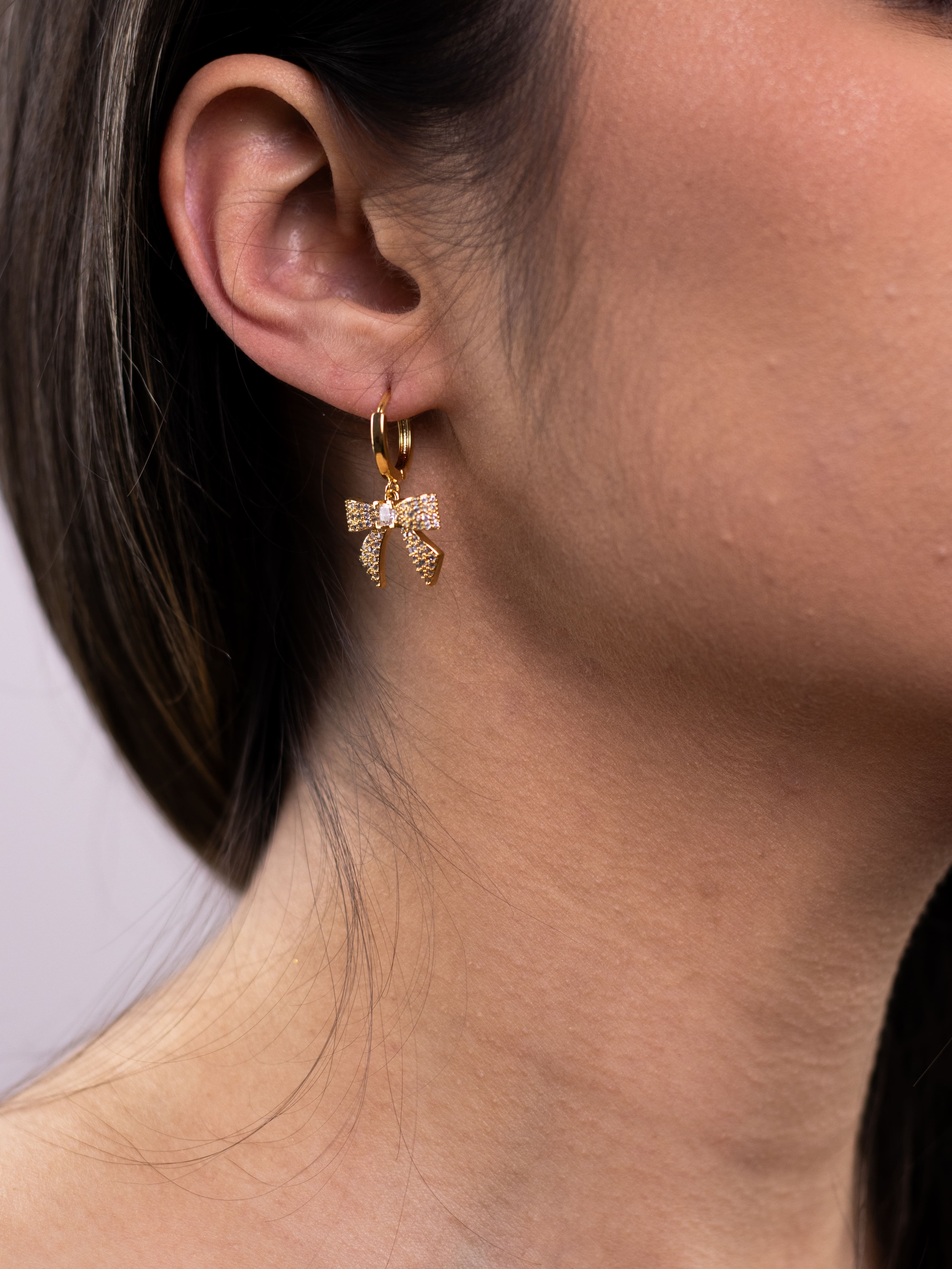 Argola Dourada com Pingente Cravejado de Laço