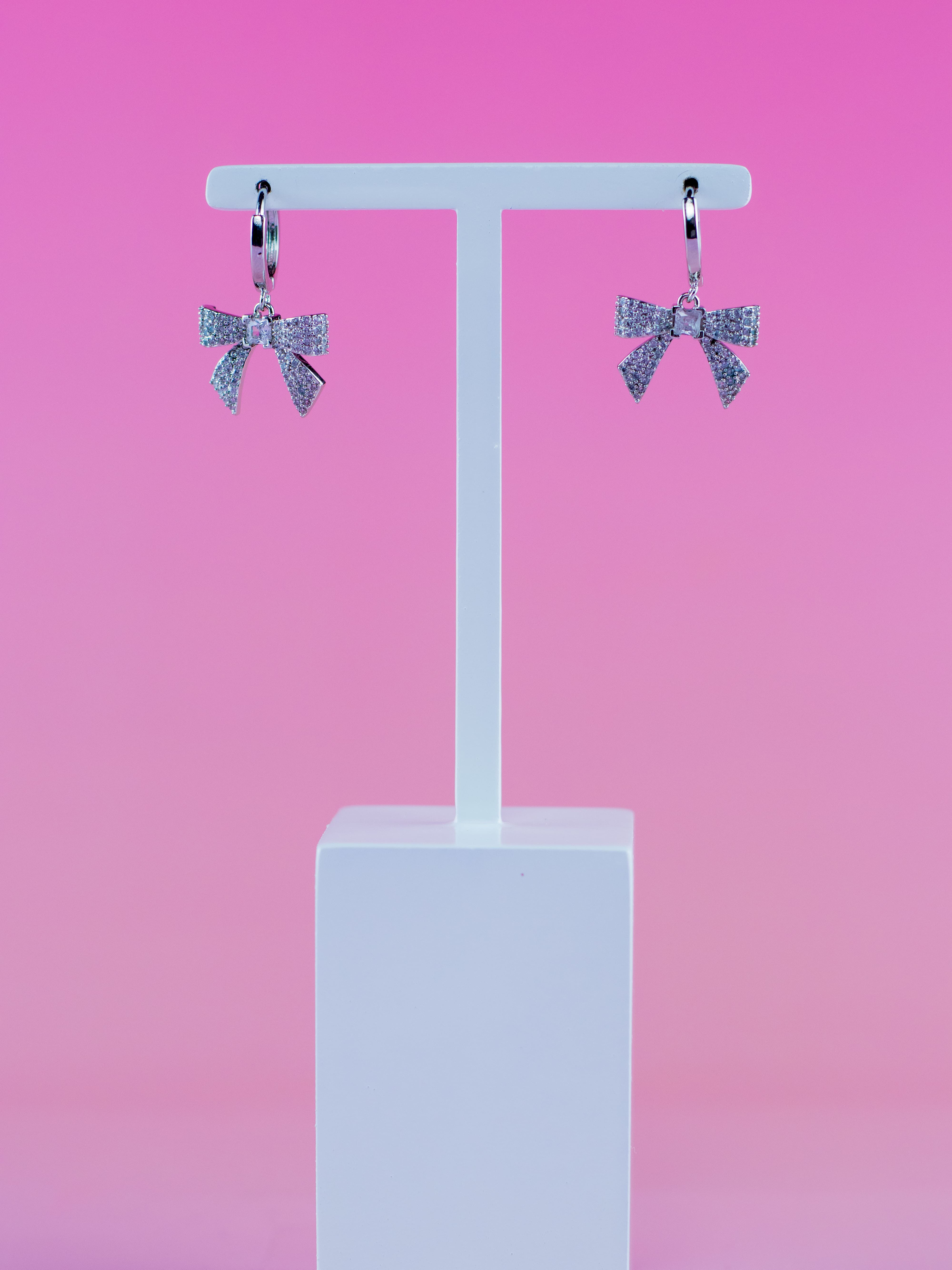 Argola Prata com Pingente Cravejado de Laço