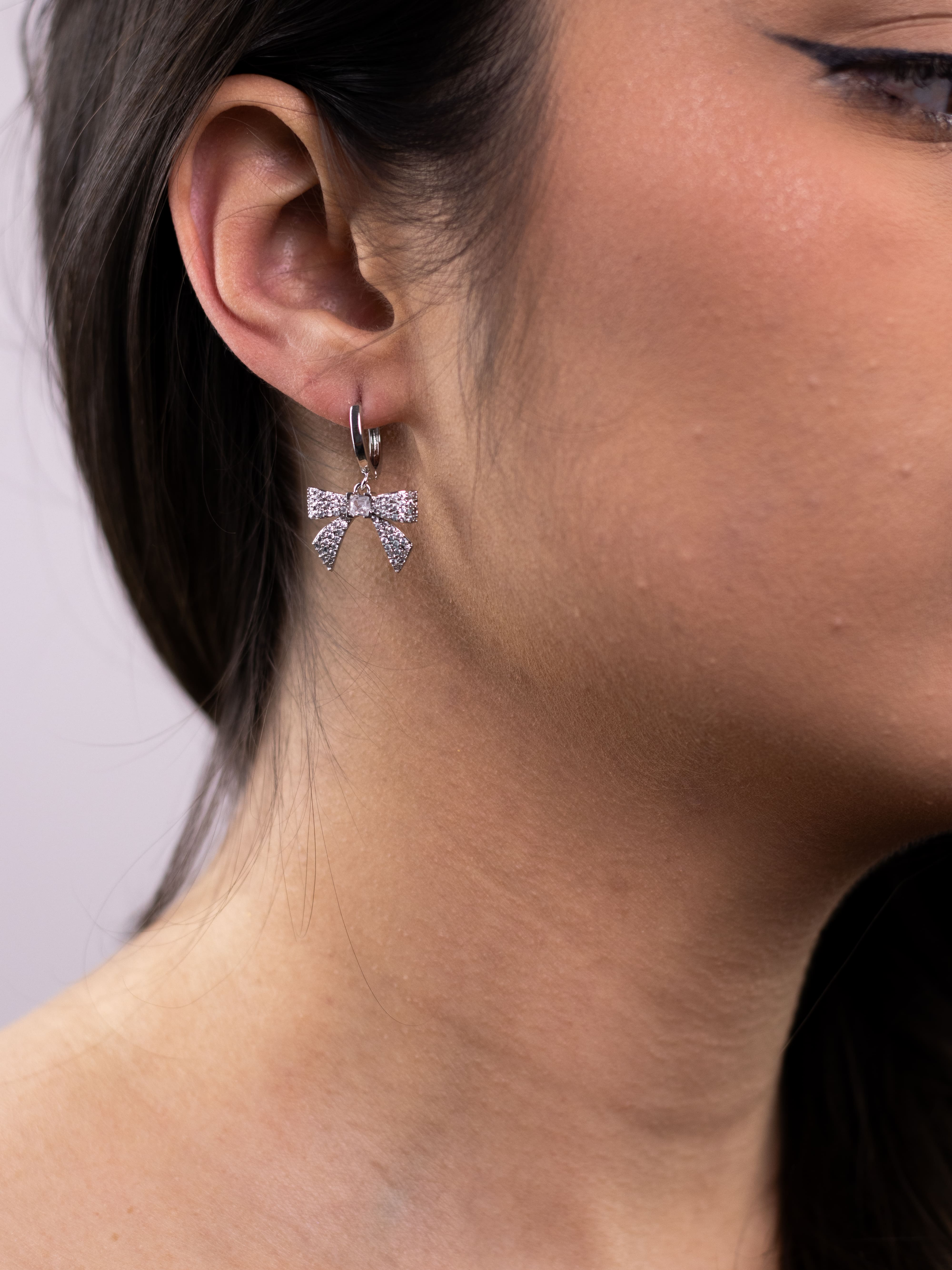 Argola Prata com Pingente Cravejado de Laço