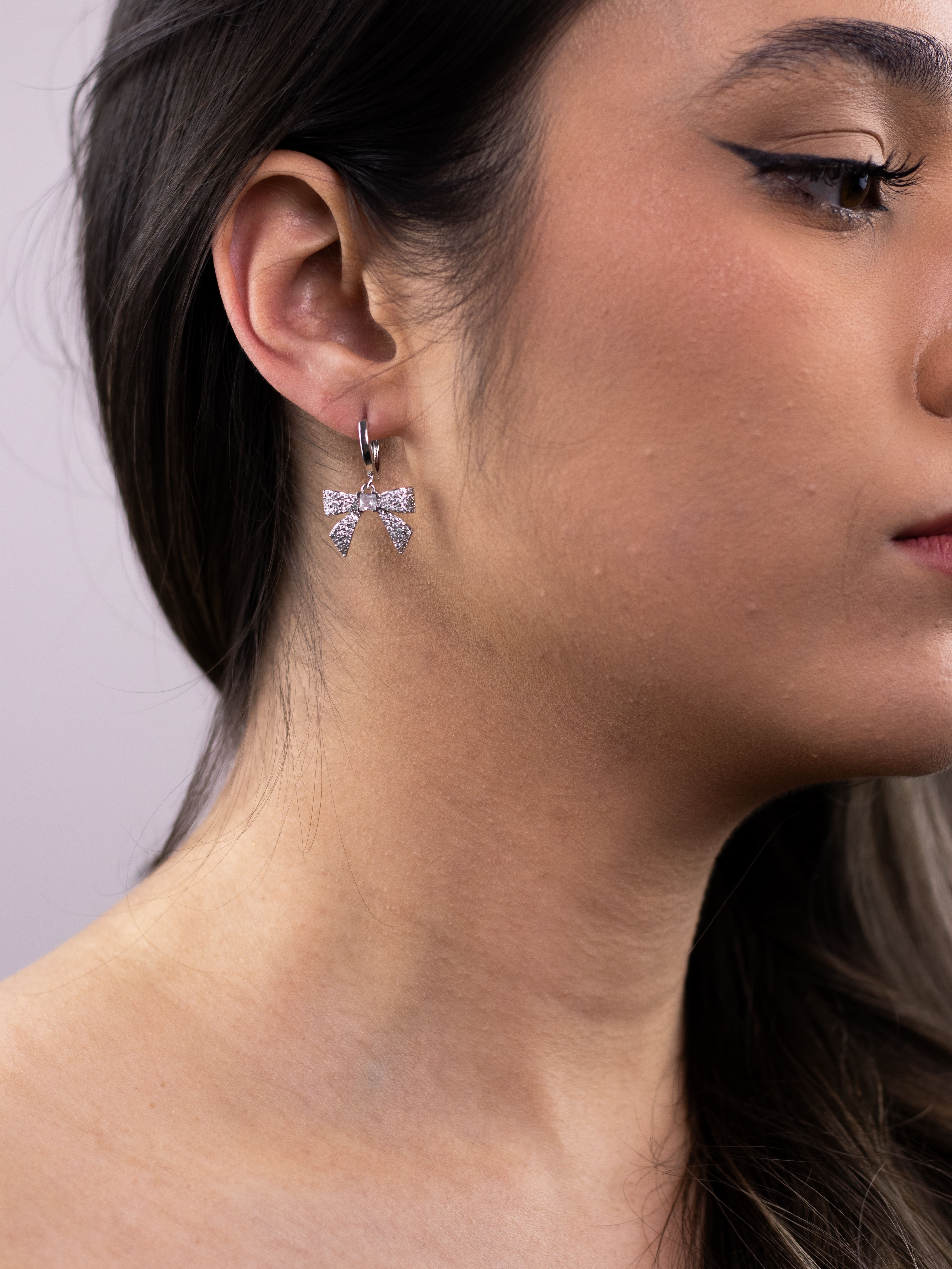 Argola Prata com Pingente Cravejado de Laço