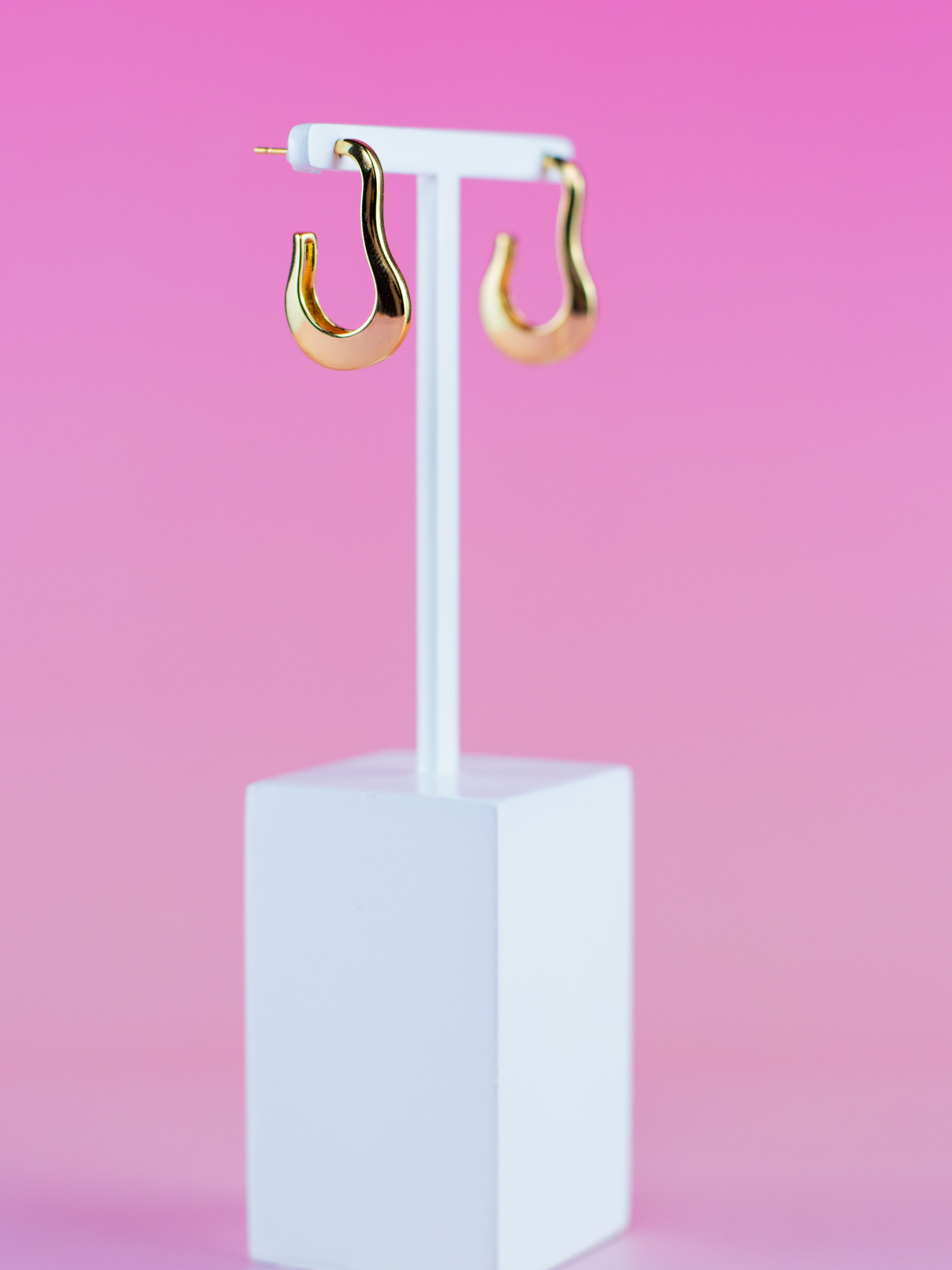 Argola de Metal Liso Orgânica Dourada