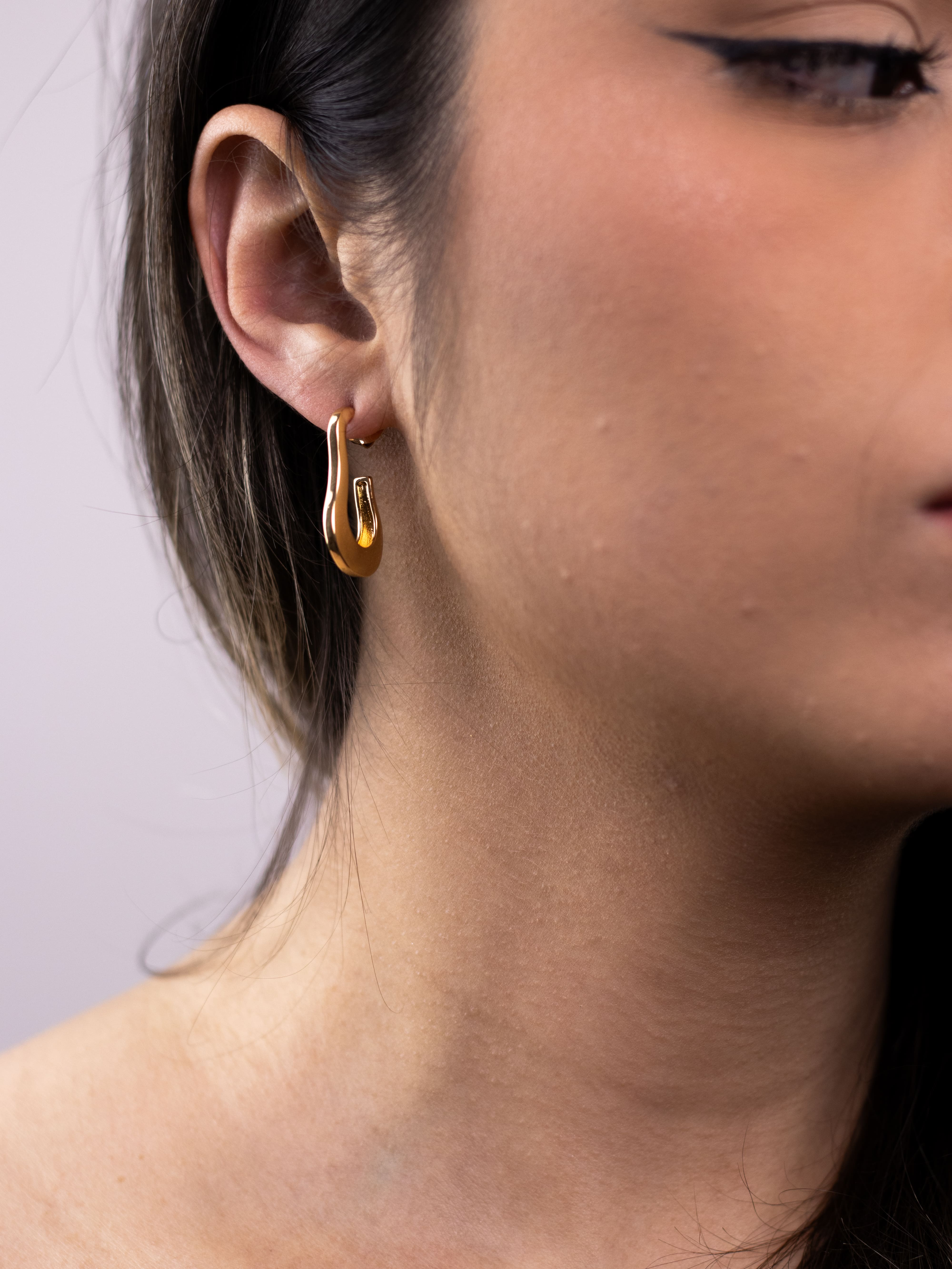 Argola de Metal Liso Orgânica Dourada