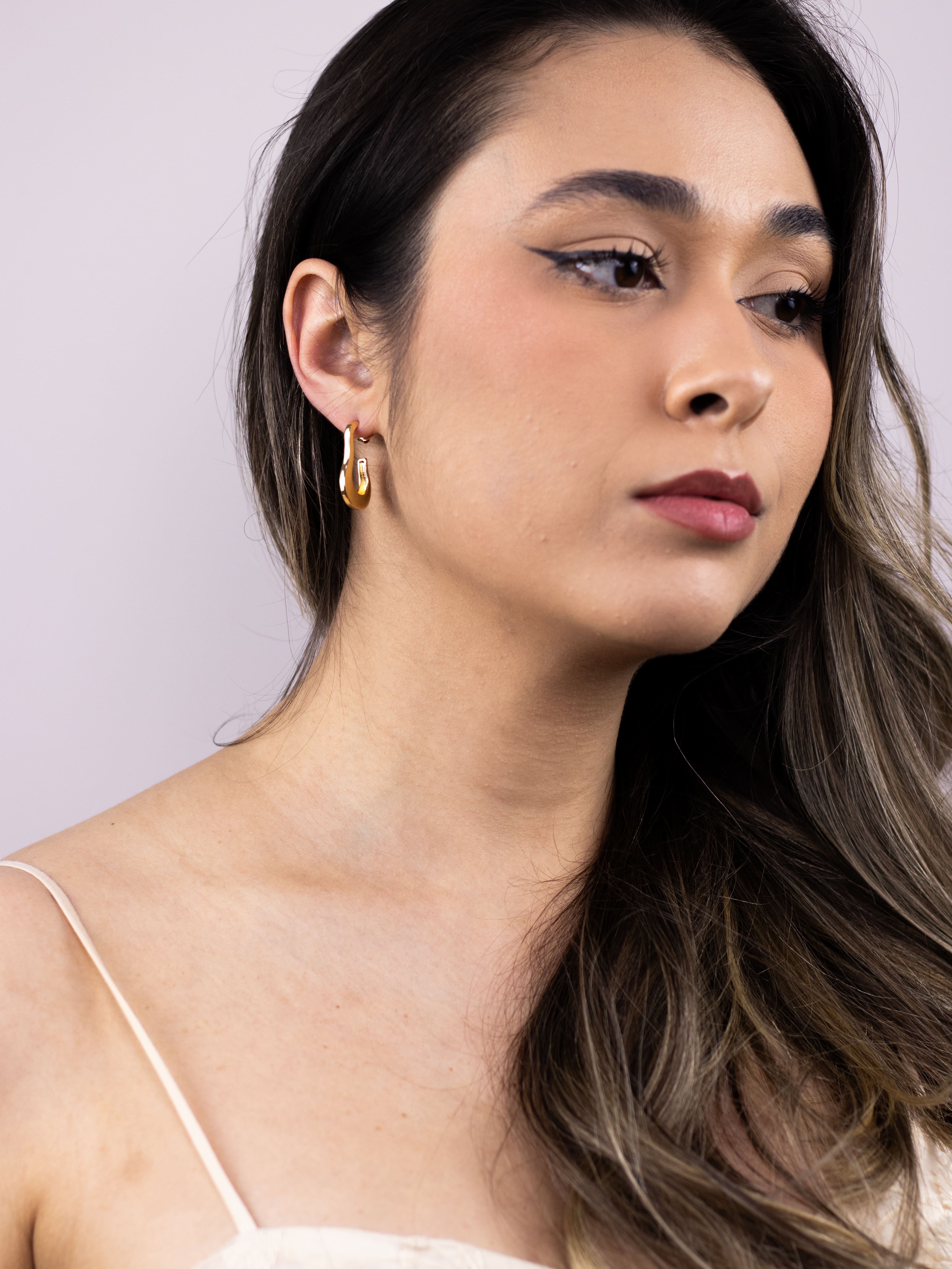 Argola de Metal Liso Orgânica Dourada