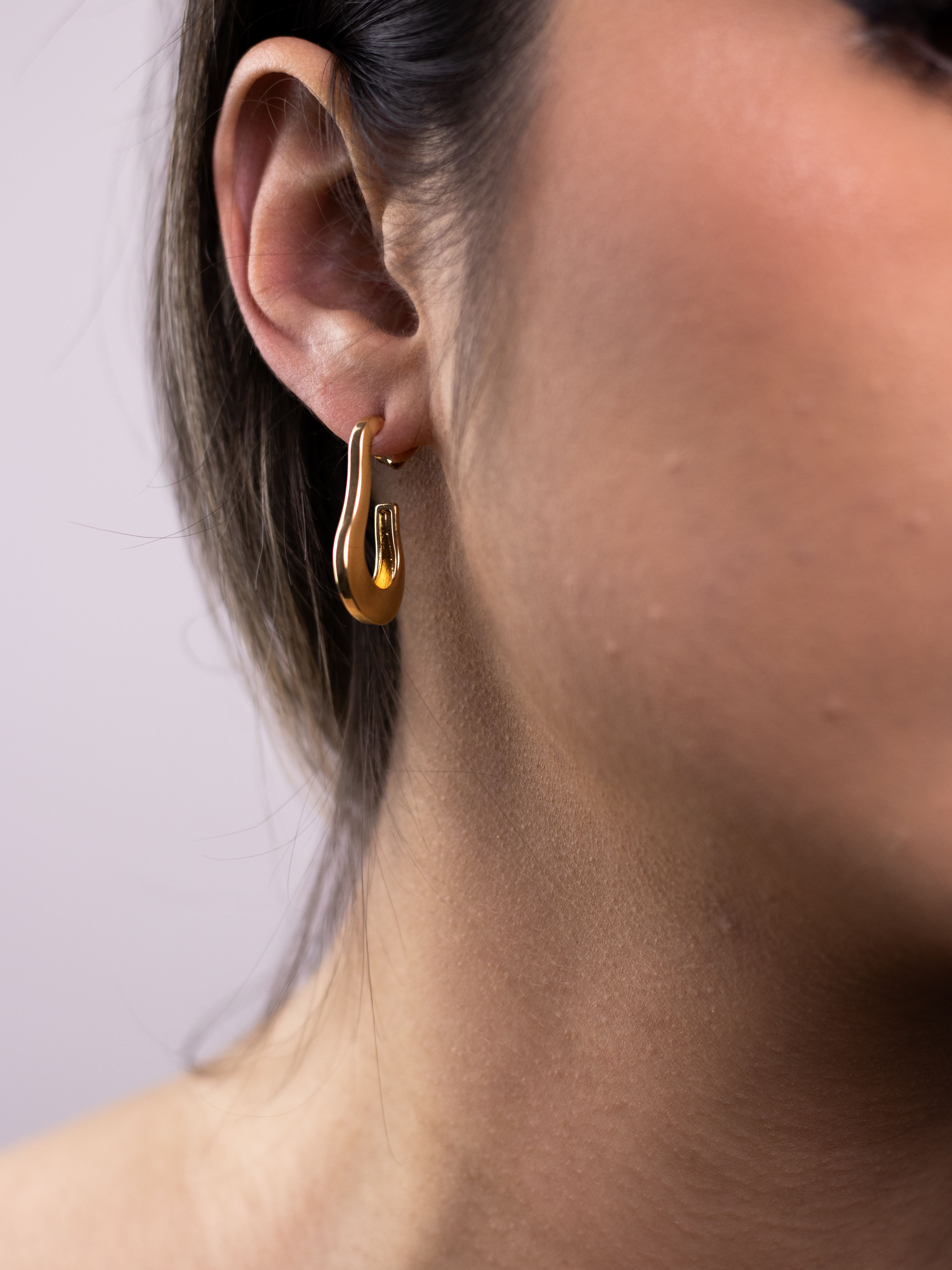 Argola de Metal Liso Orgânica Dourada