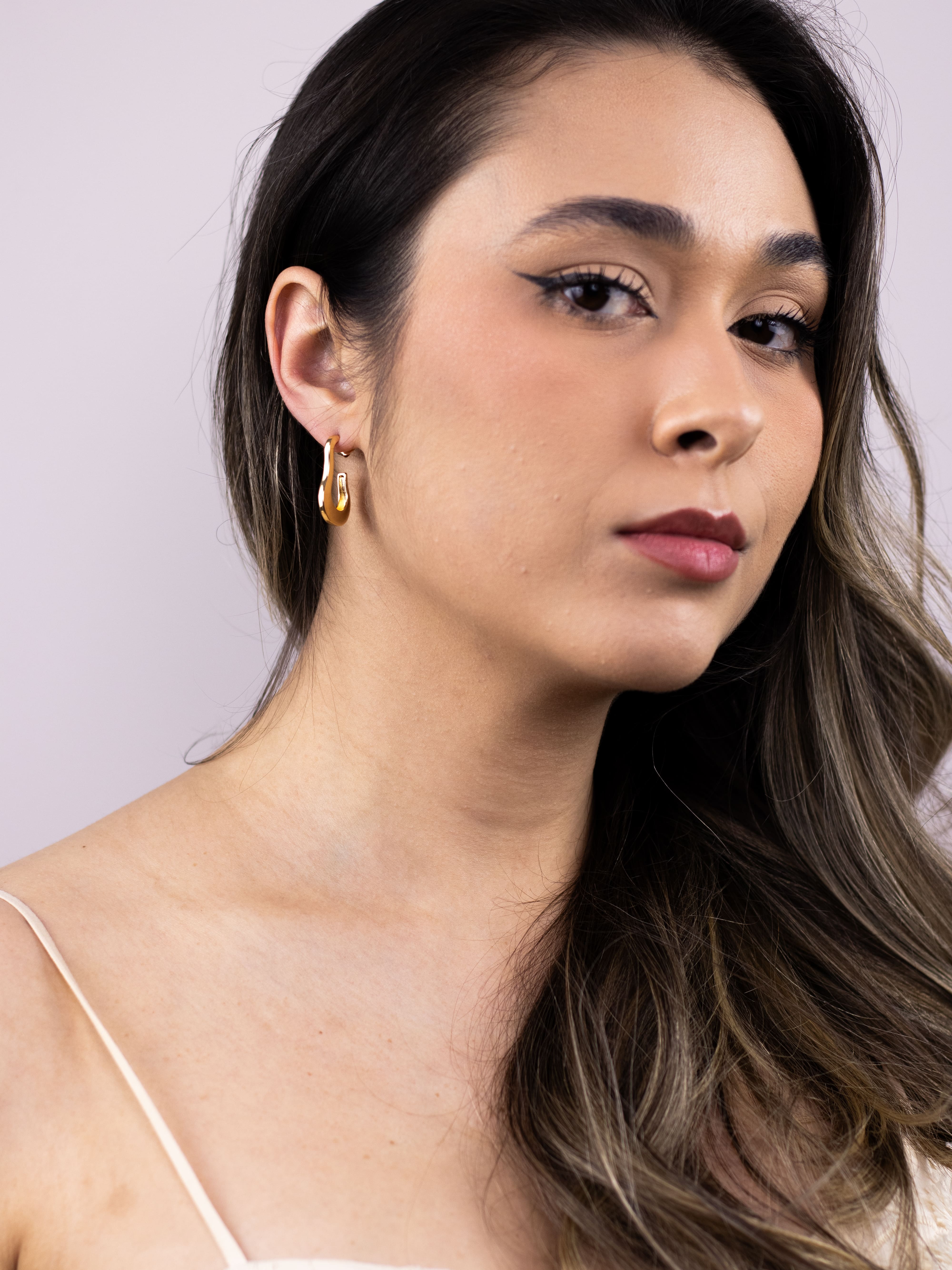 Argola de Metal Liso Orgânica Dourada