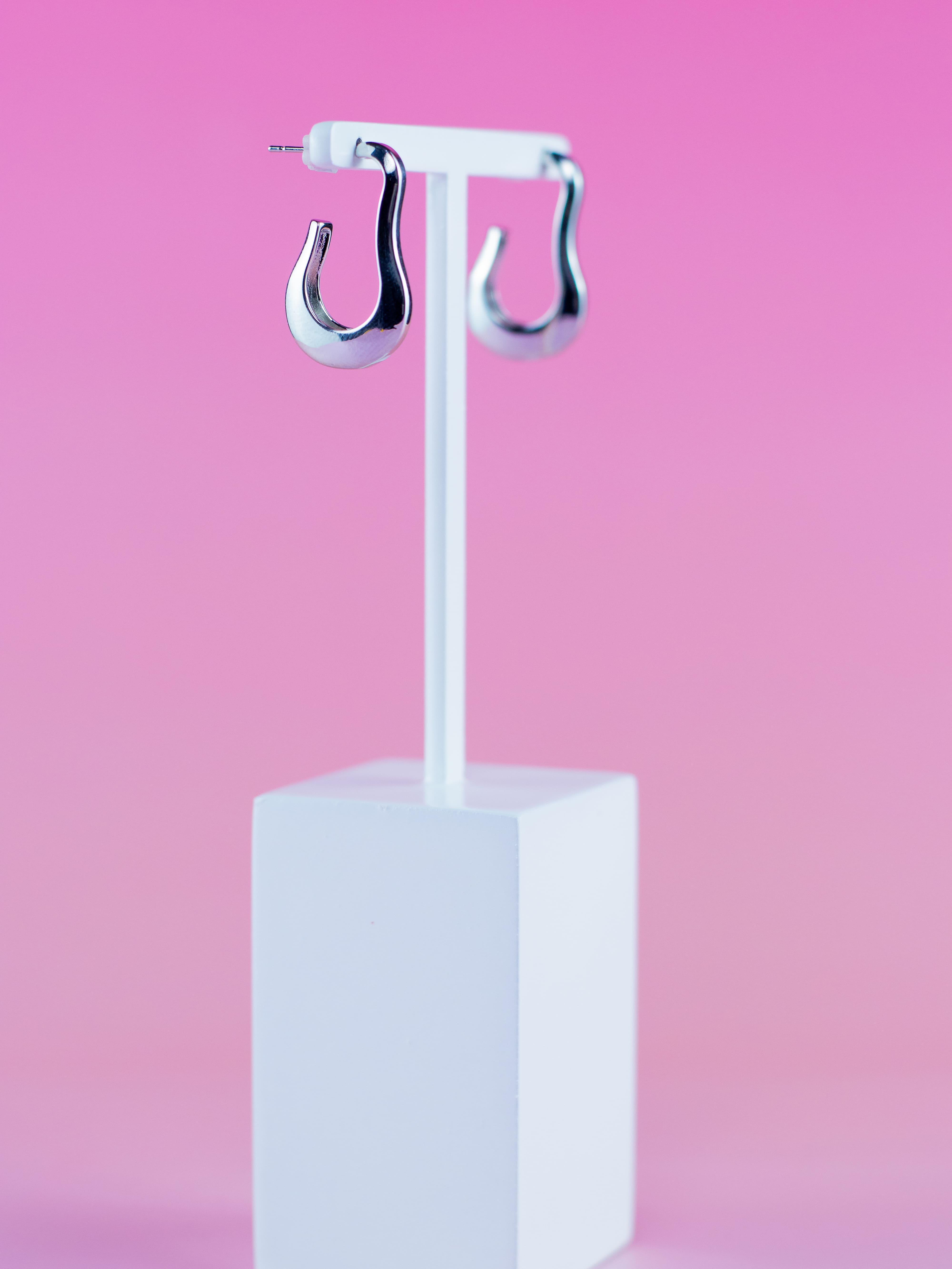 Argola de Metal Liso Orgânica Prata