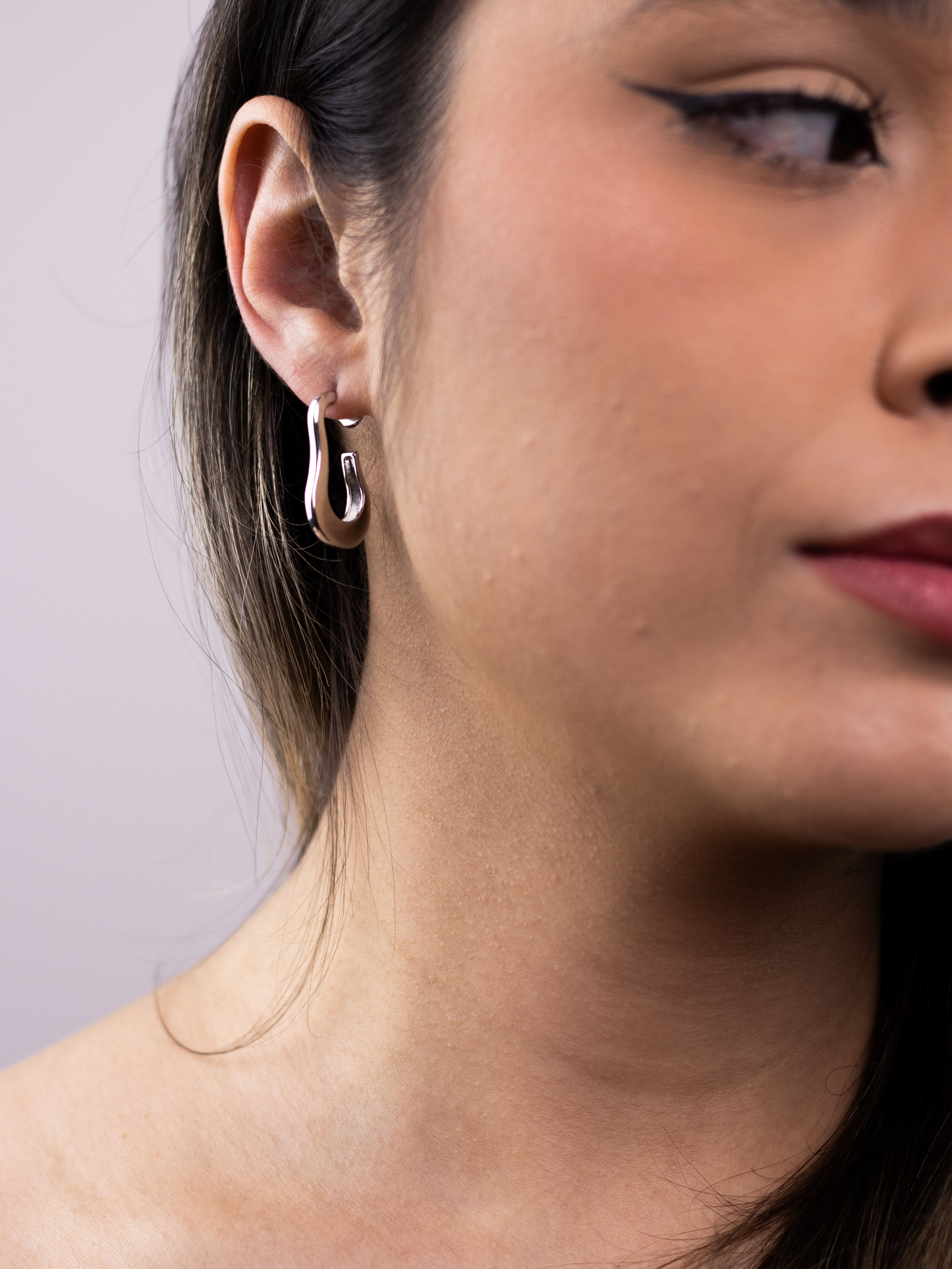 Argola de Metal Liso Orgânica Prata