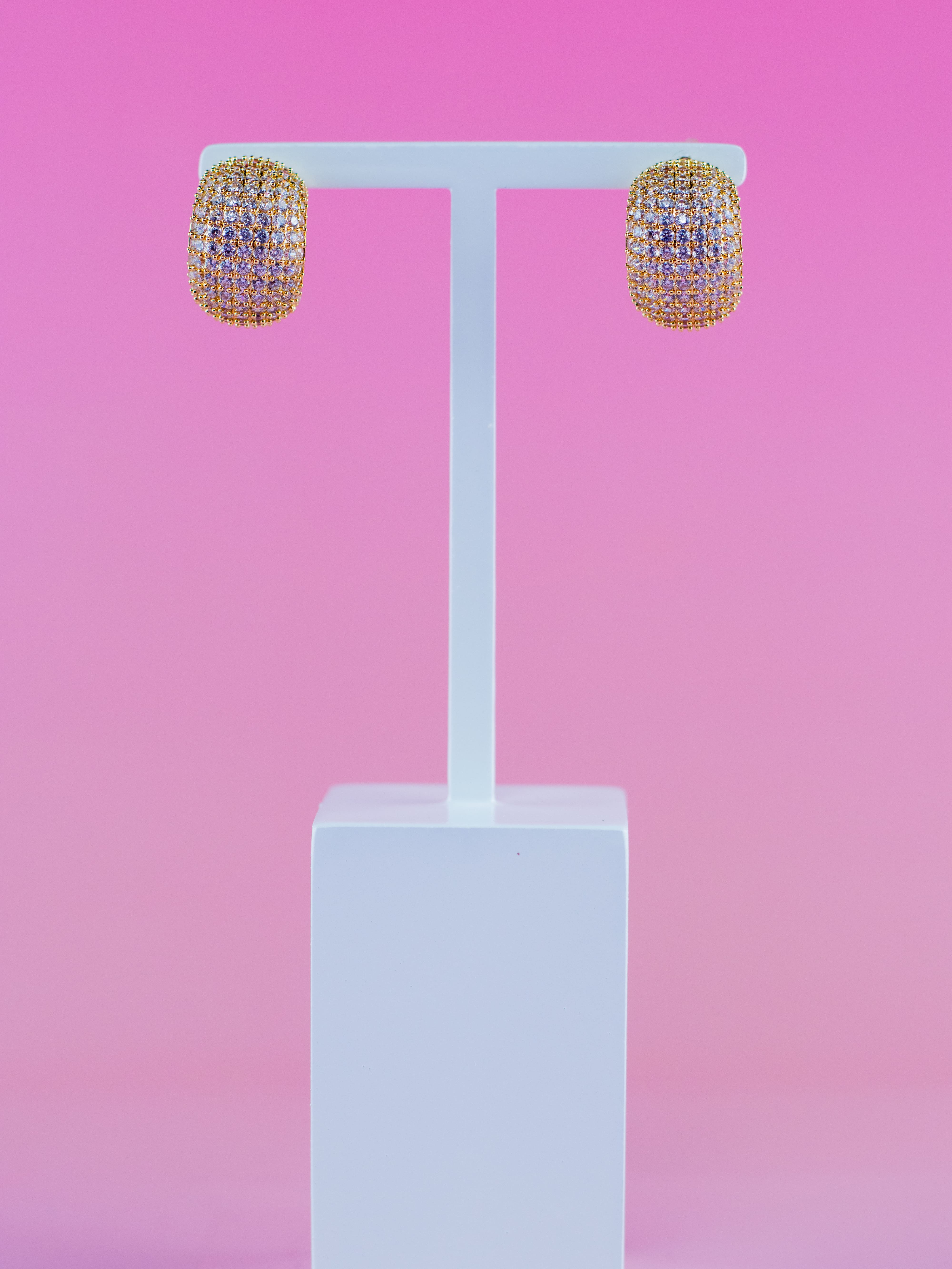 Argola Dourada Cravejada de Zircônia