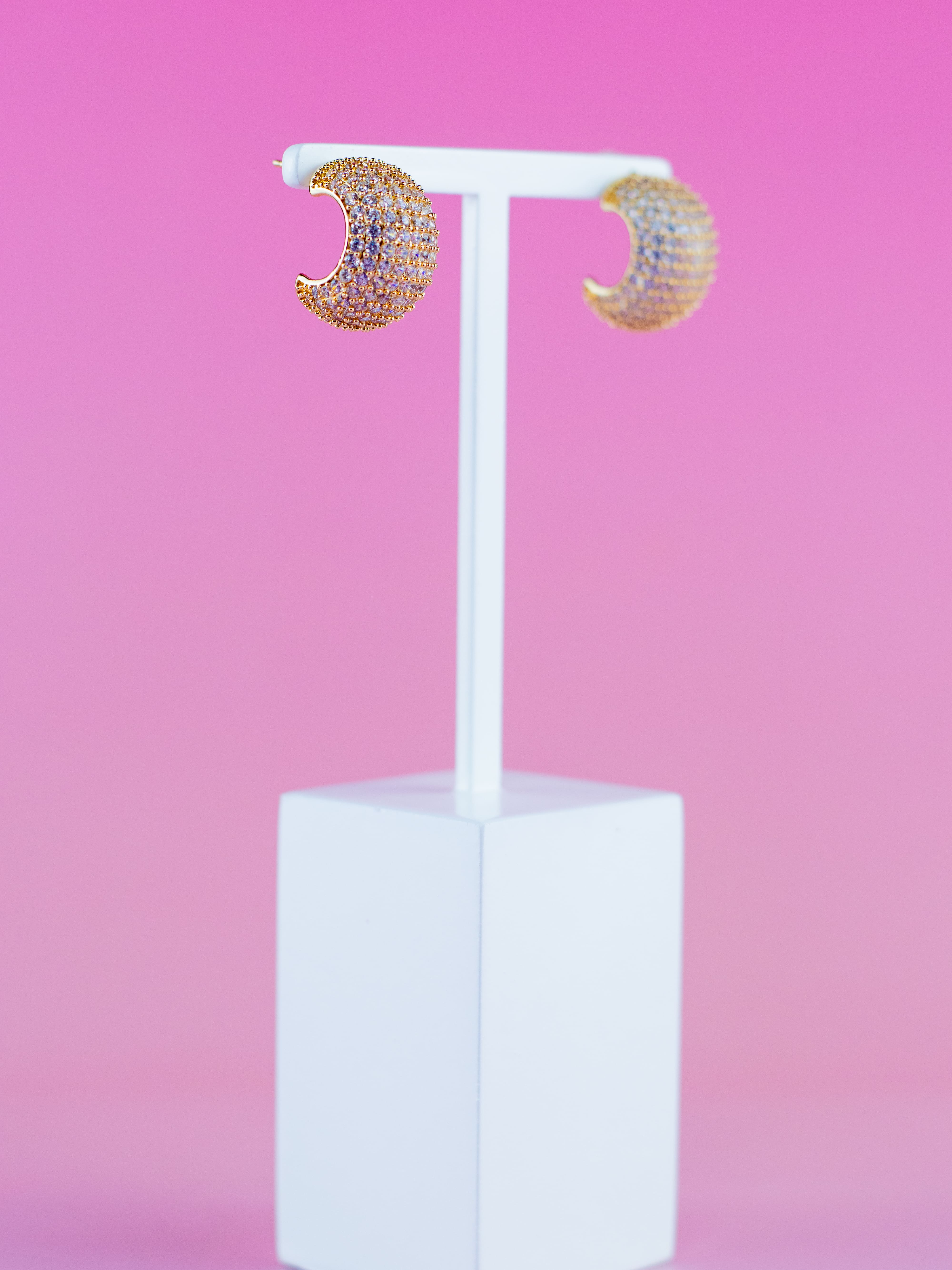 Argola Dourada Cravejada de Zircônia