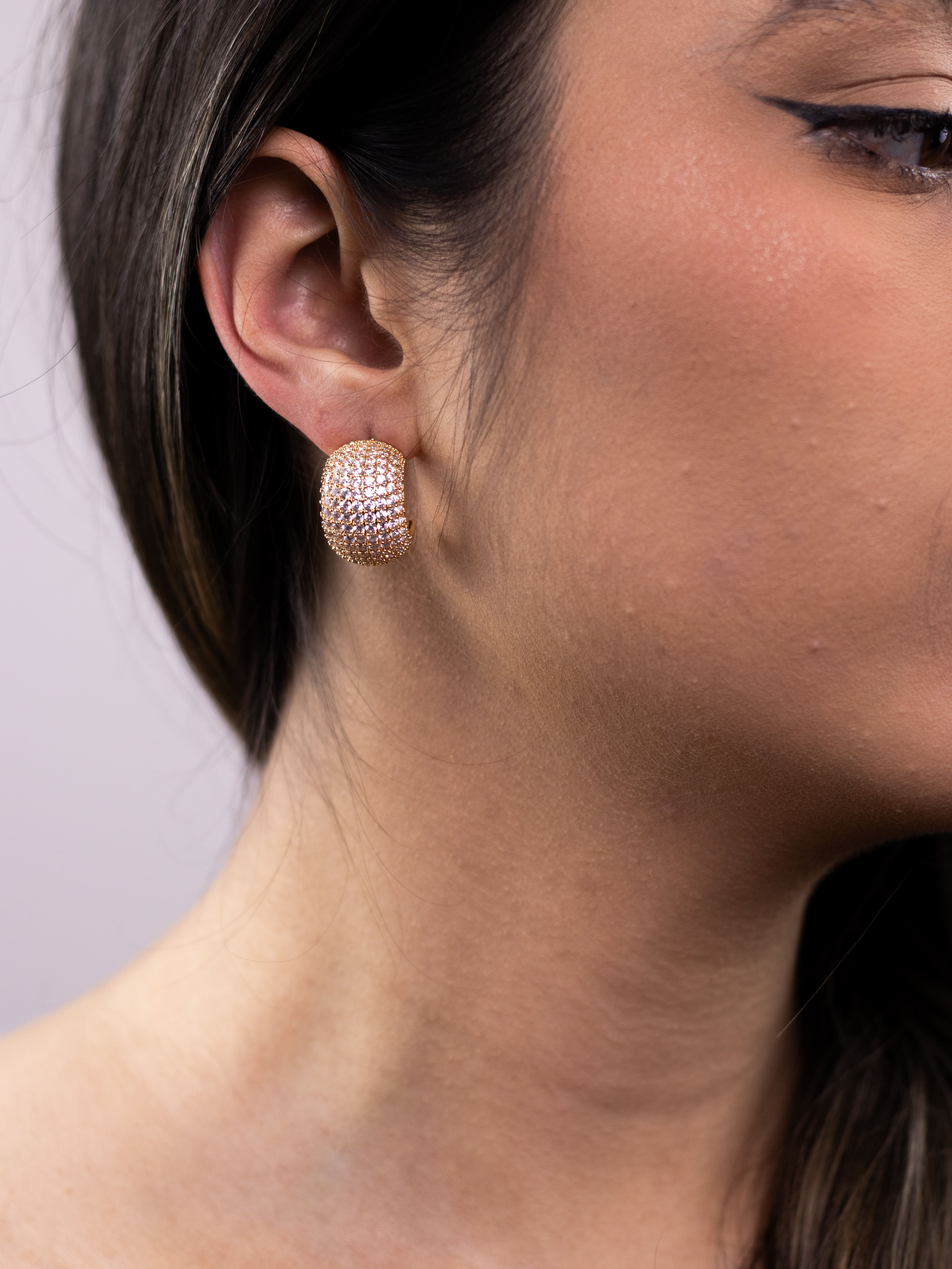 Argola Dourada Cravejada de Zircônia