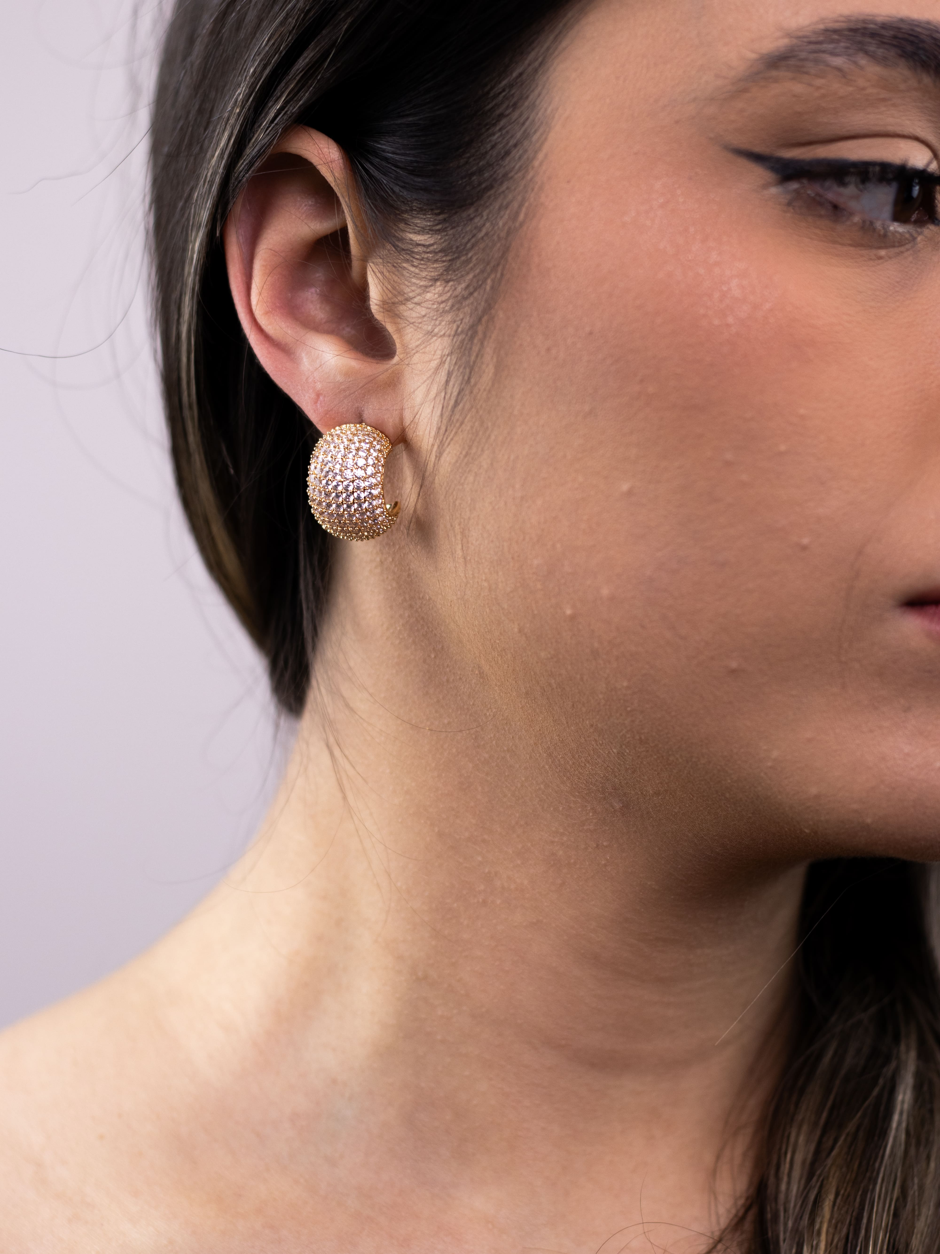 Argola Dourada Cravejada de Zircônia