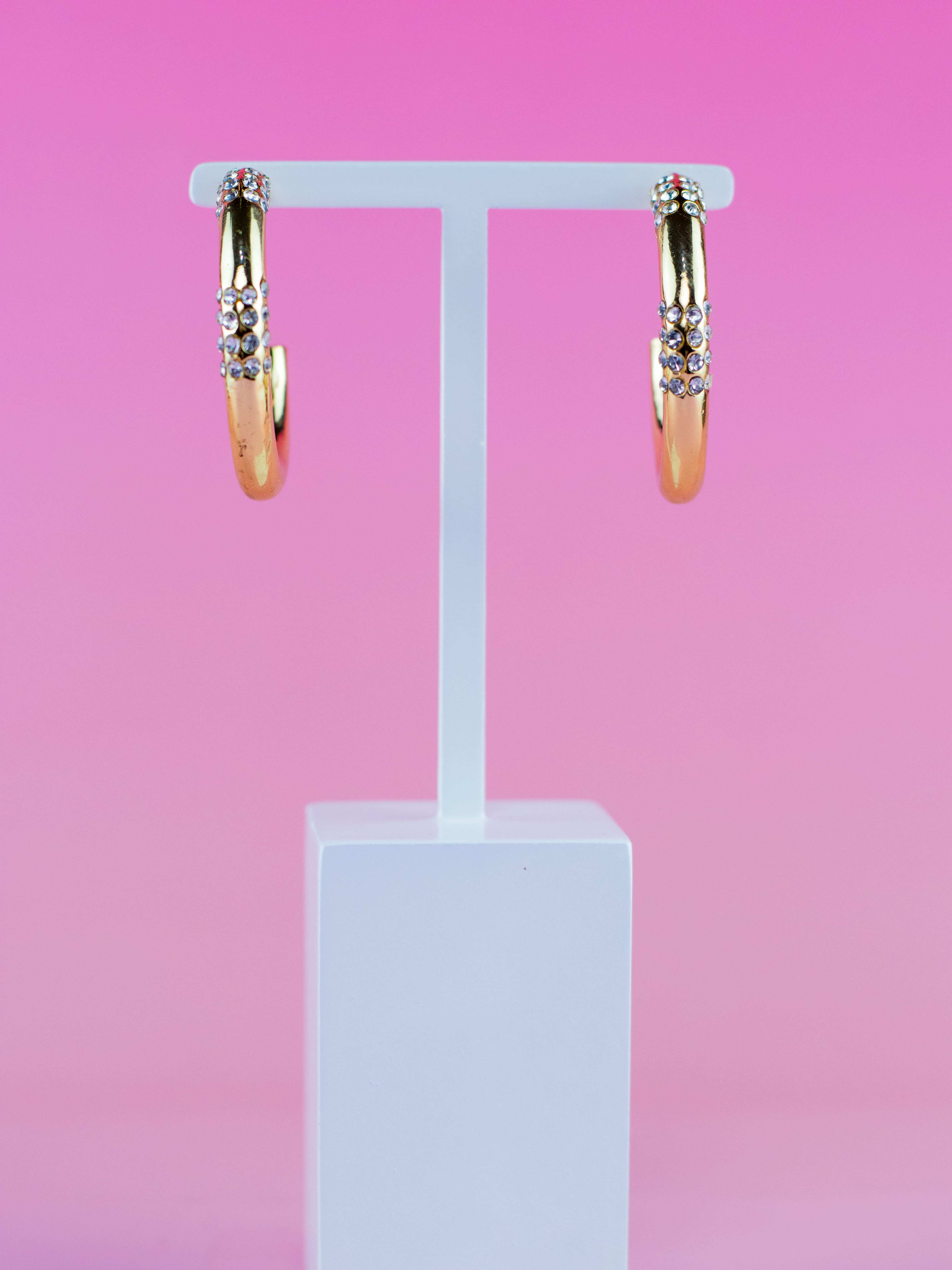 Argola de Metal Lisa Dourada com Strass