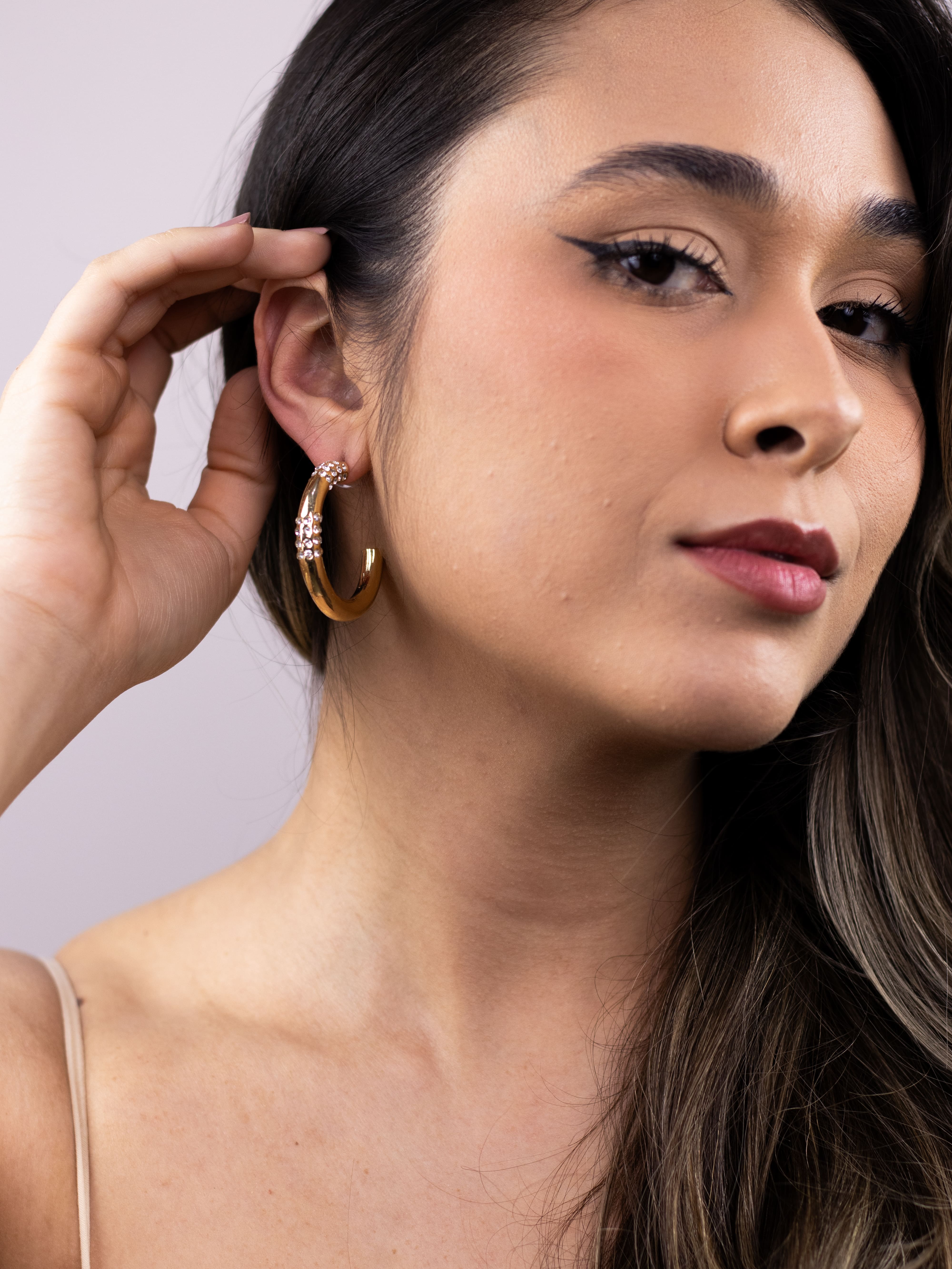 Argola de Metal Lisa Dourada com Strass