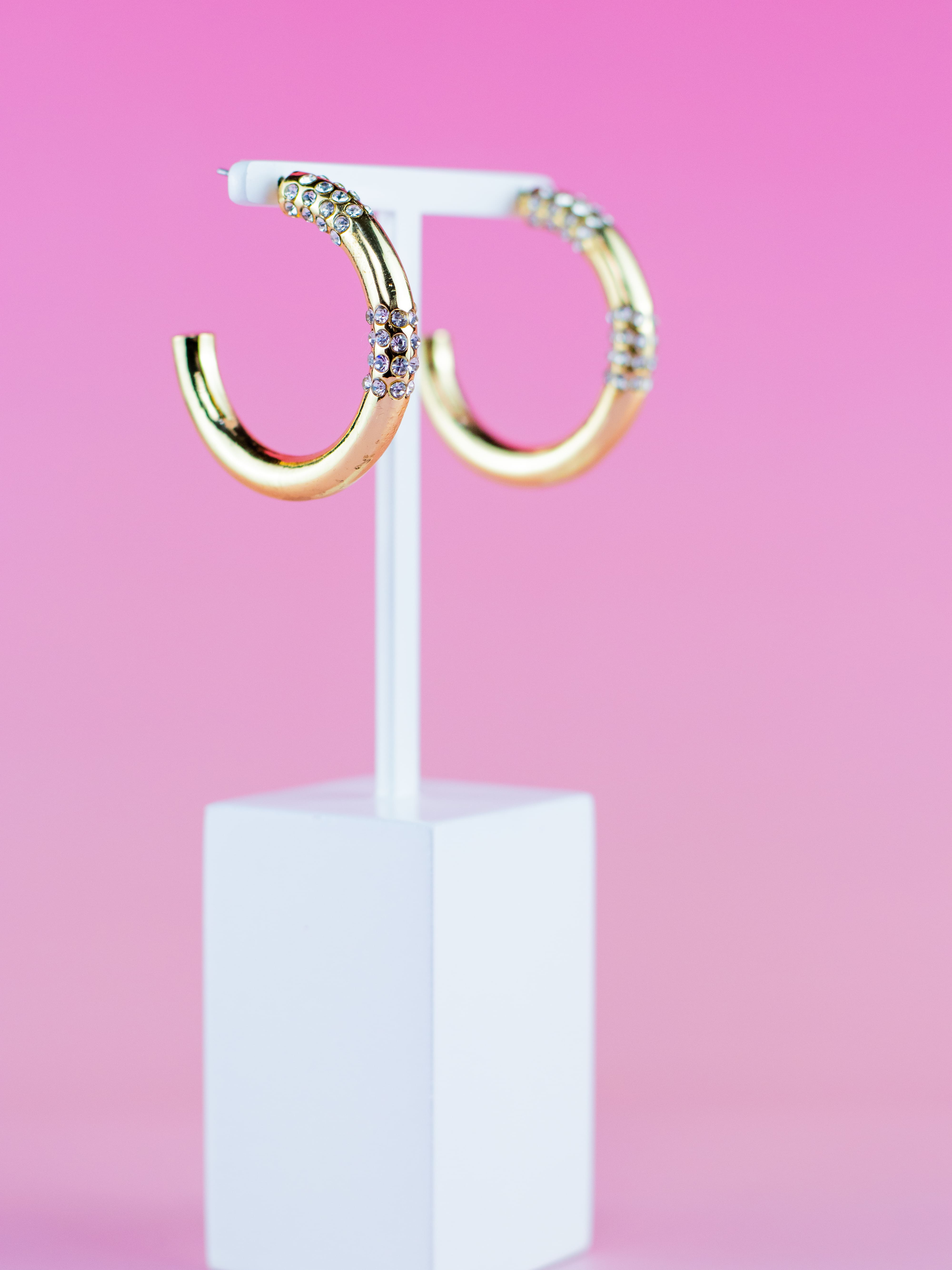 Argola de Metal Lisa Dourada com Strass