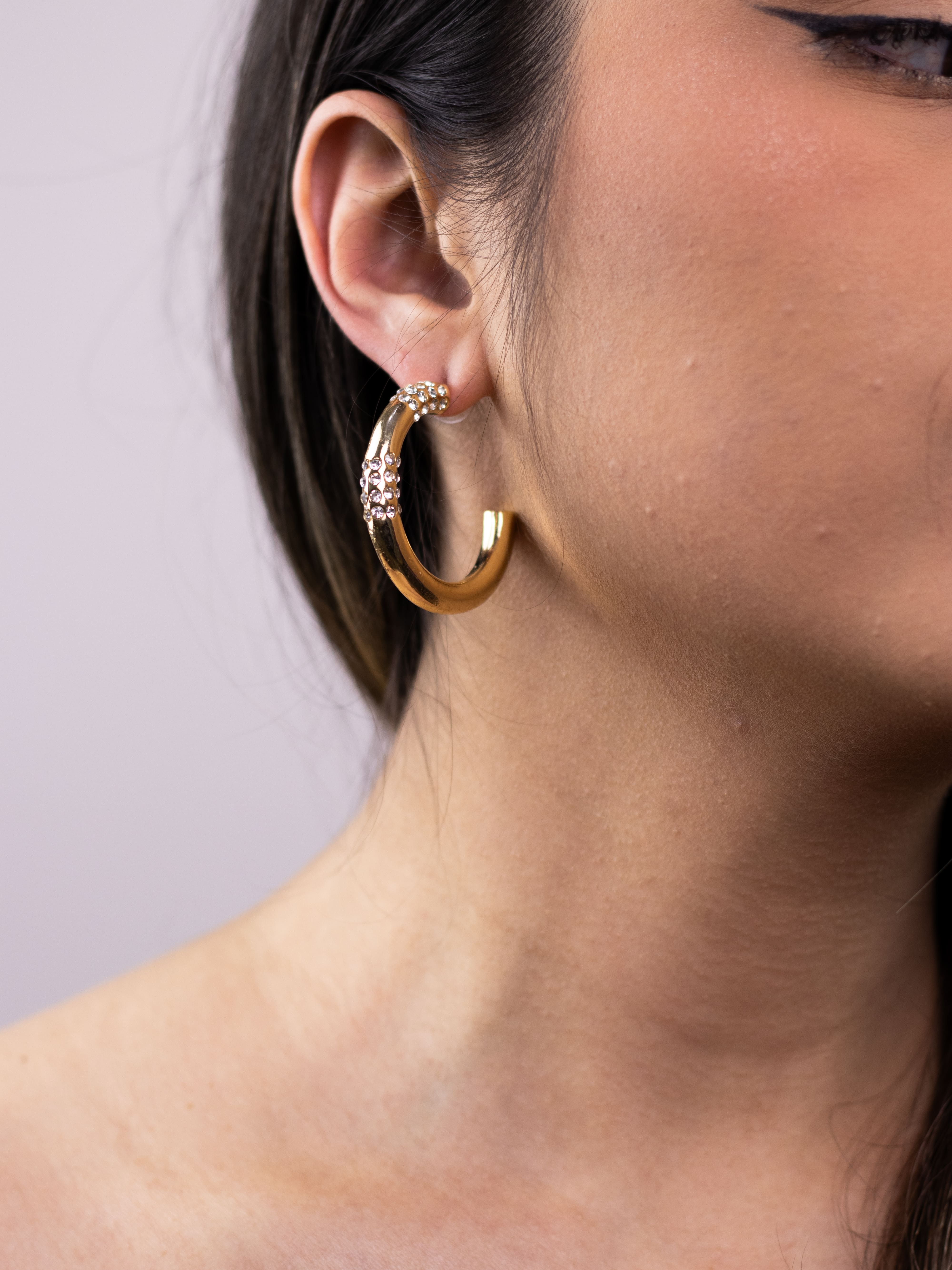 Argola de Metal Lisa Dourada com Strass