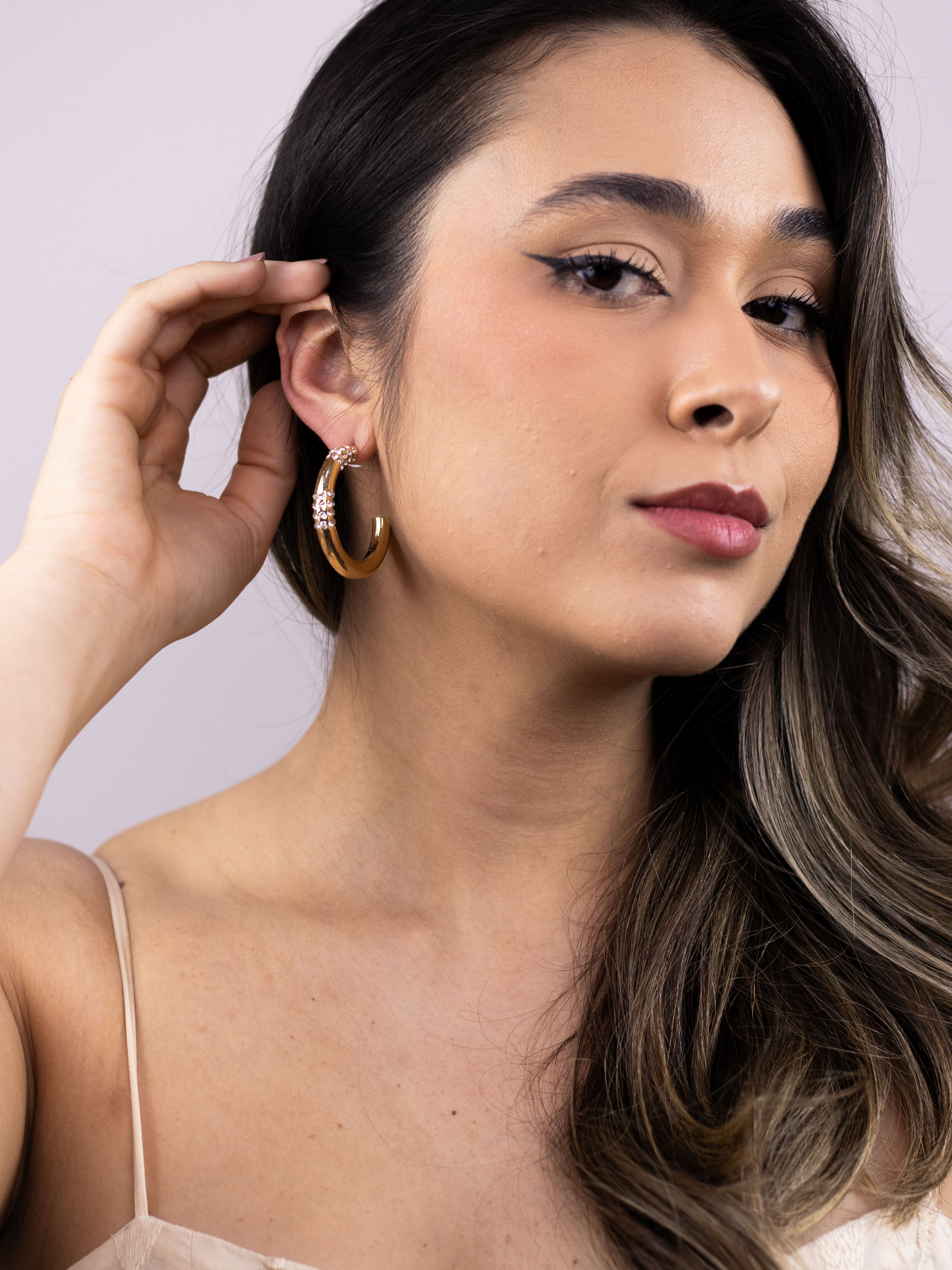 Argola de Metal Lisa Dourada com Strass