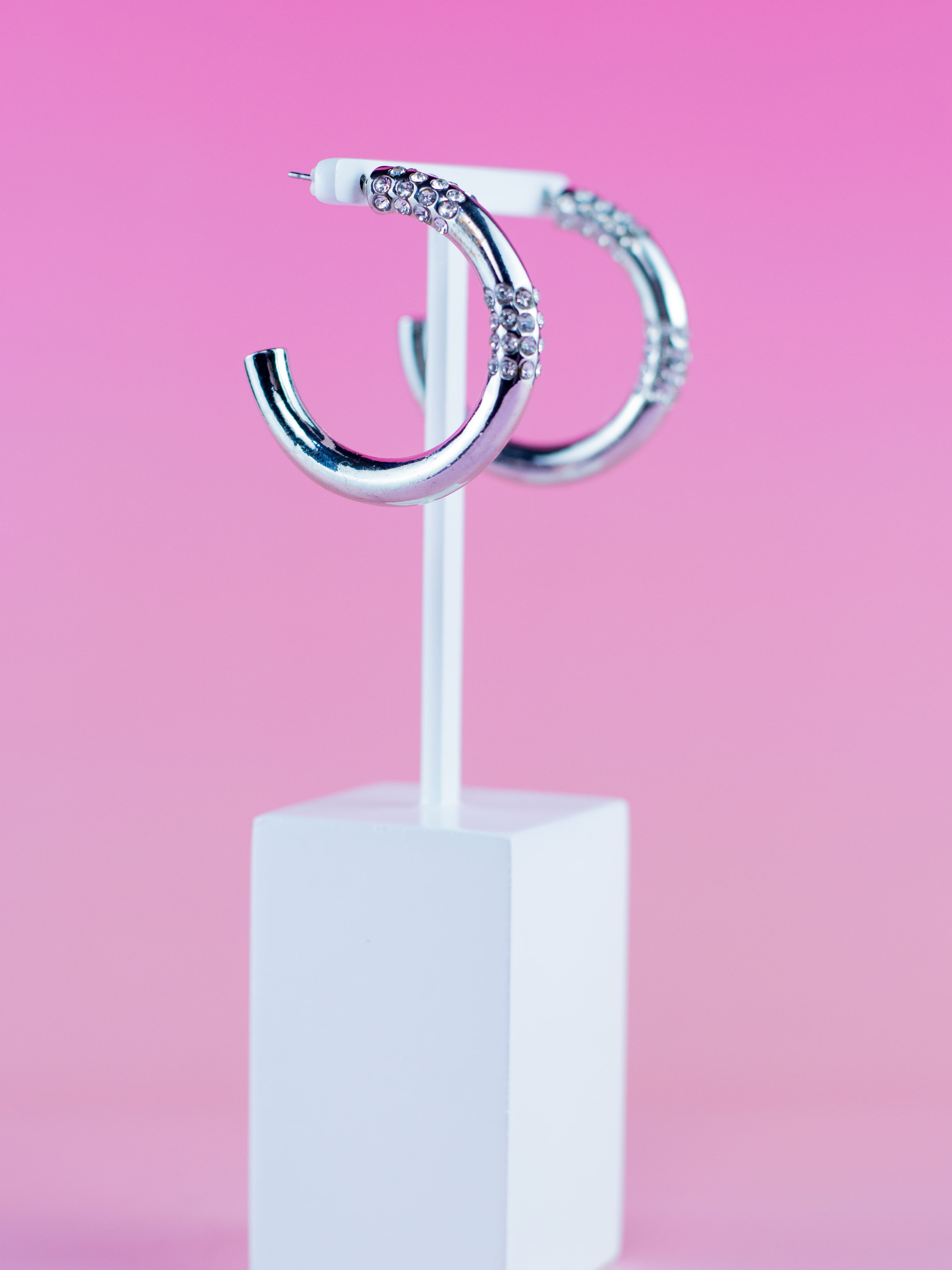 Argola de Metal Lisa Prata com Strass