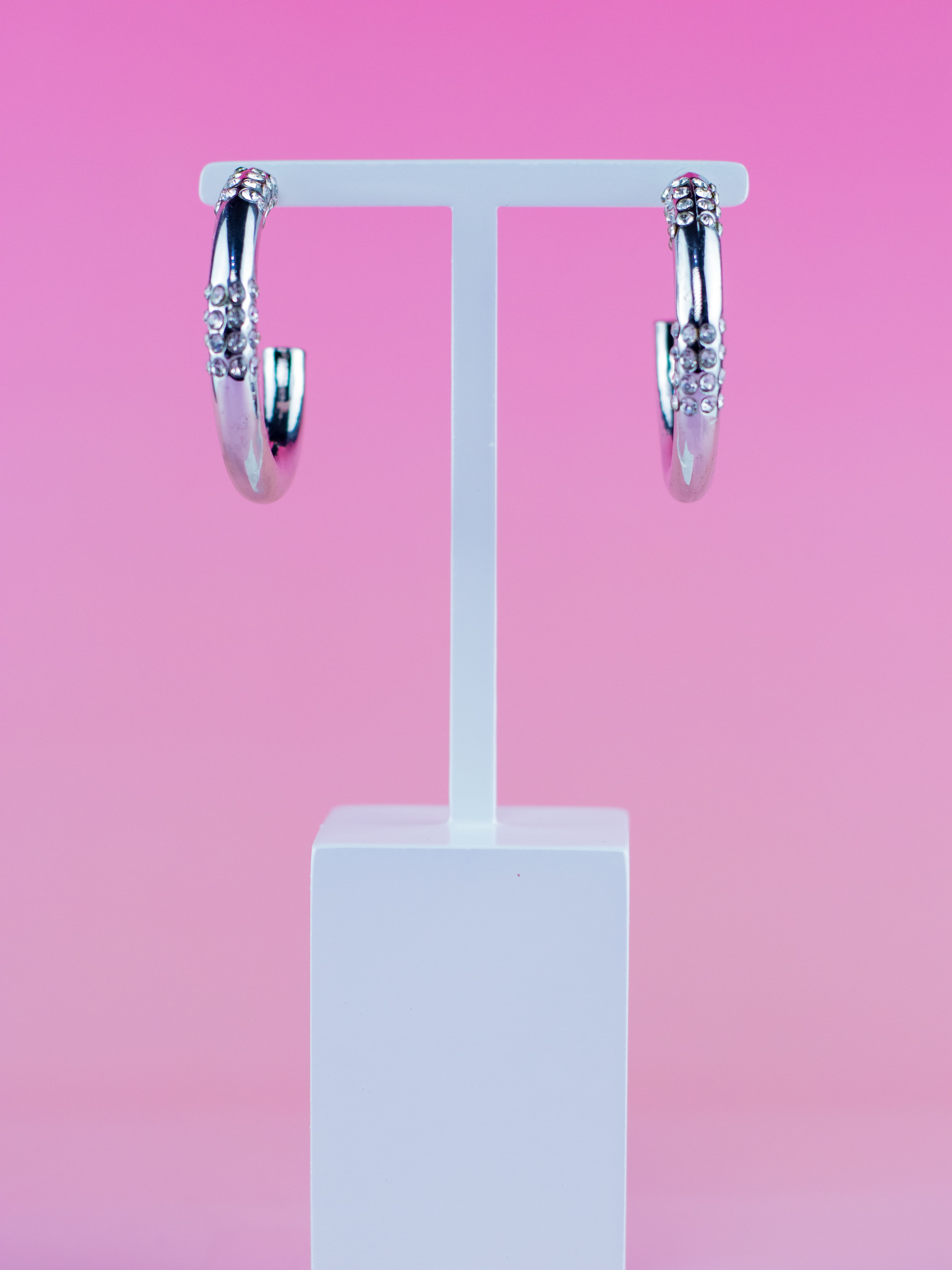 Argola de Metal Lisa Prata com Strass