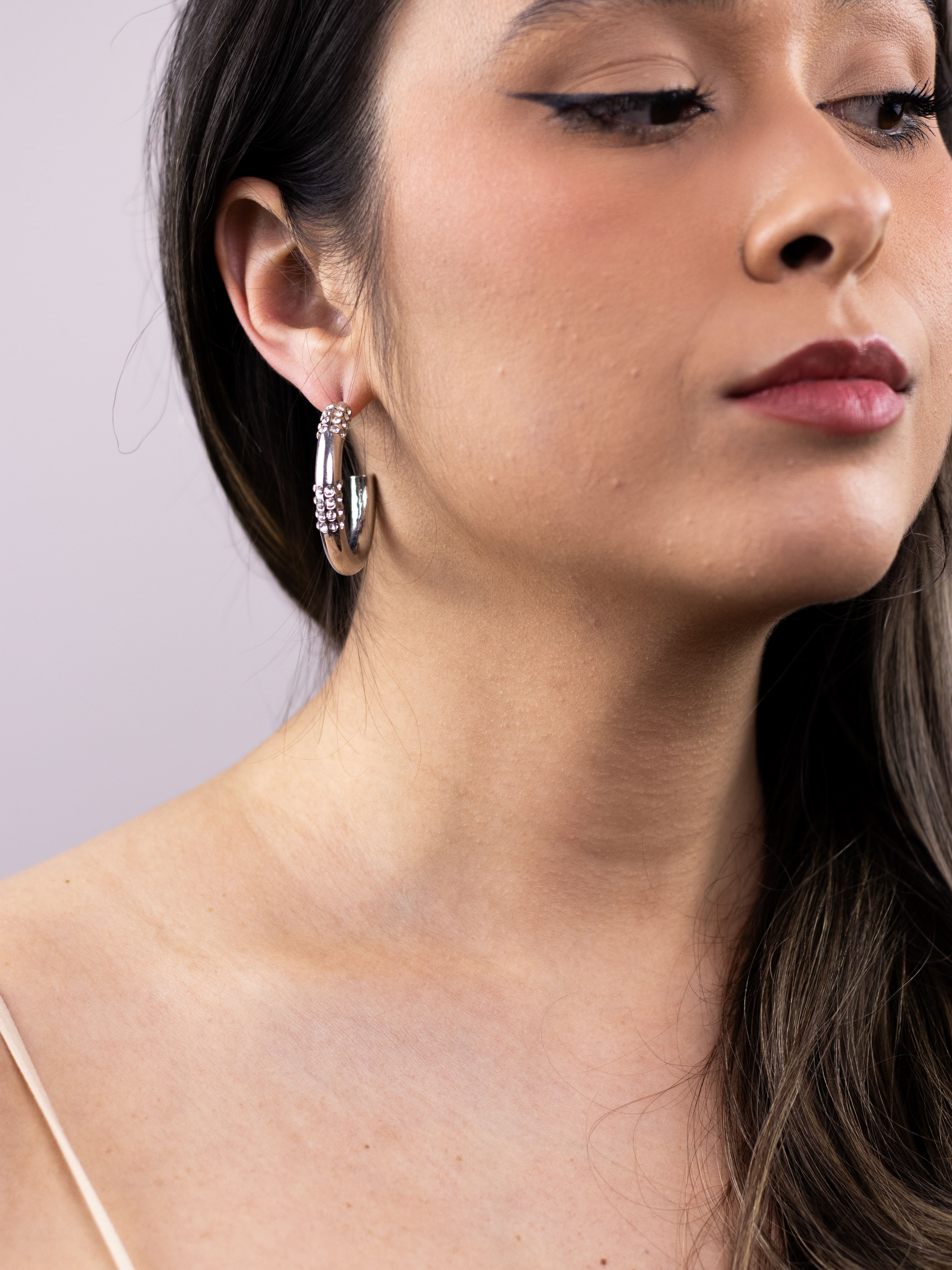 Argola de Metal Lisa Prata com Strass