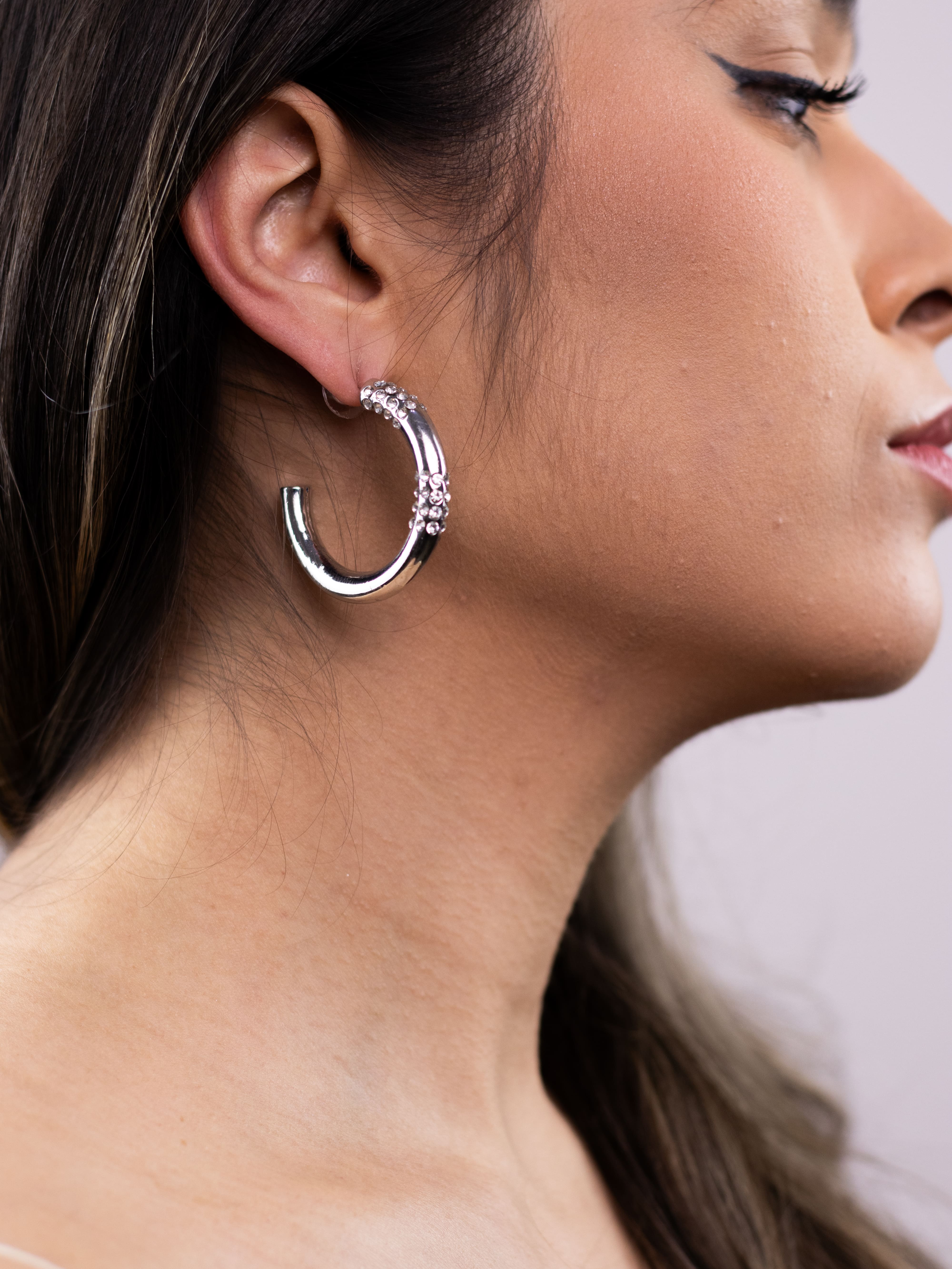 Argola de Metal Lisa Prata com Strass