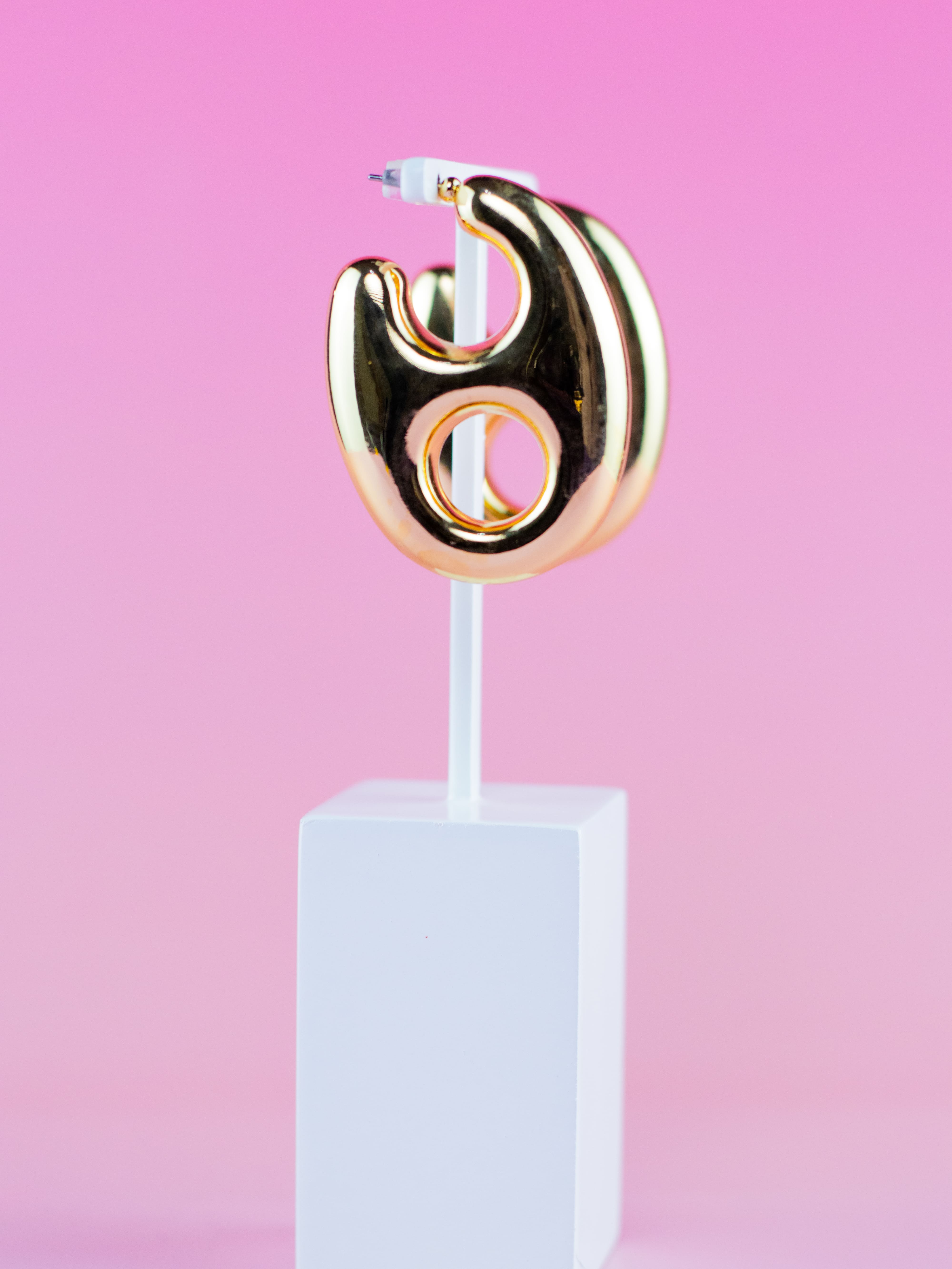 Argola Dourada de ABS Oval Vazada