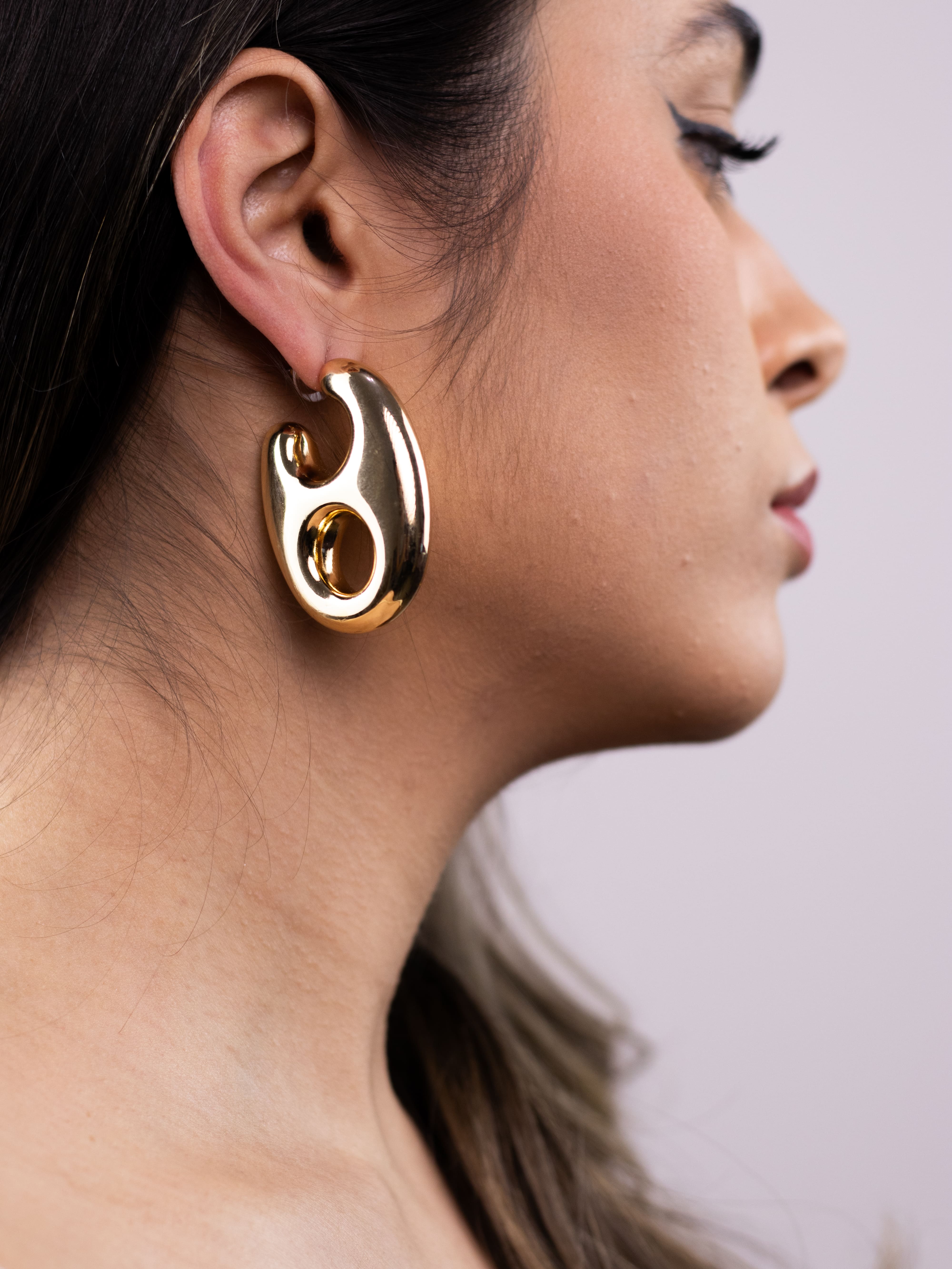 Argola Dourada de ABS Oval Vazada