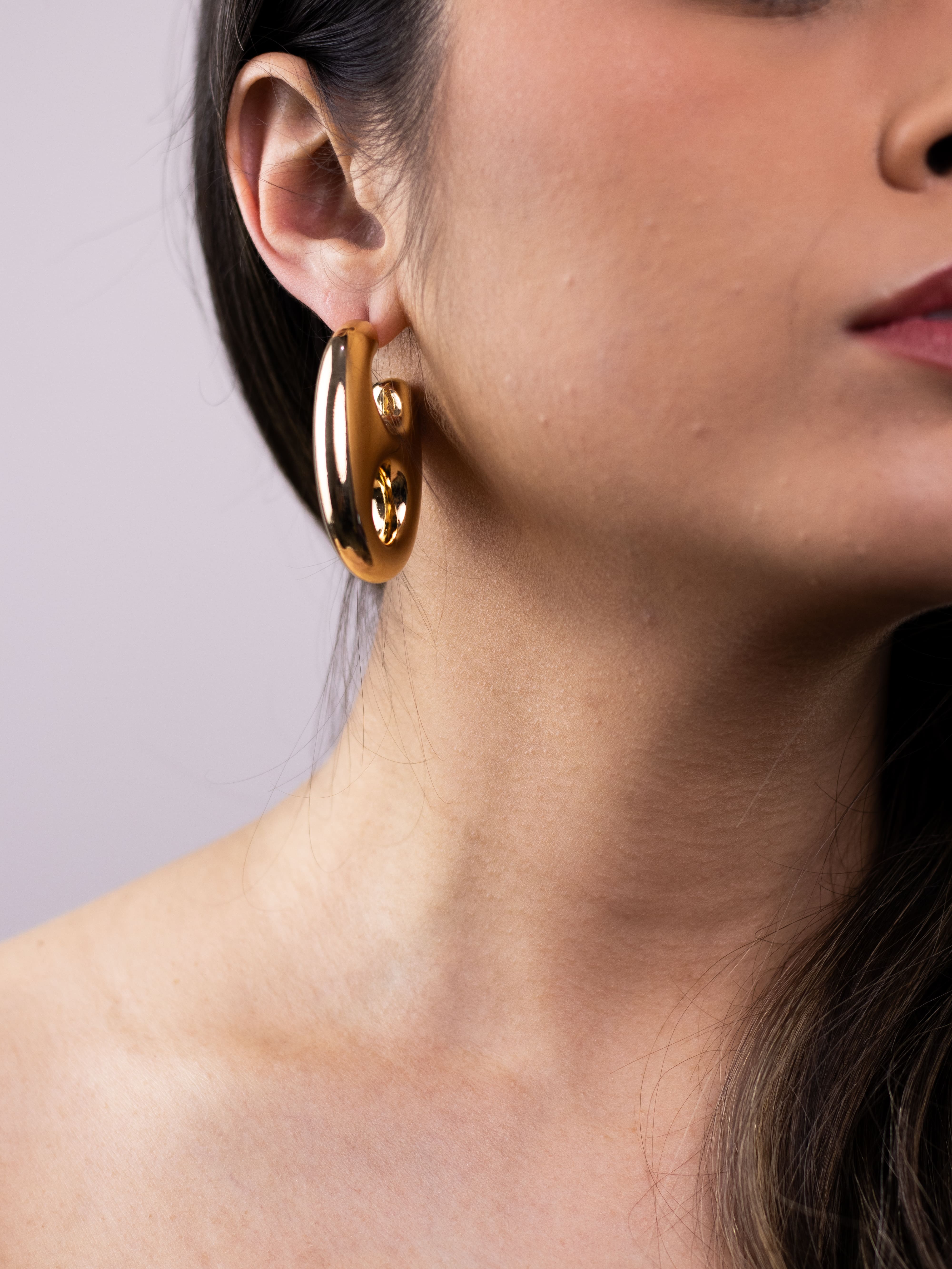 Argola Dourada de ABS Oval Vazada