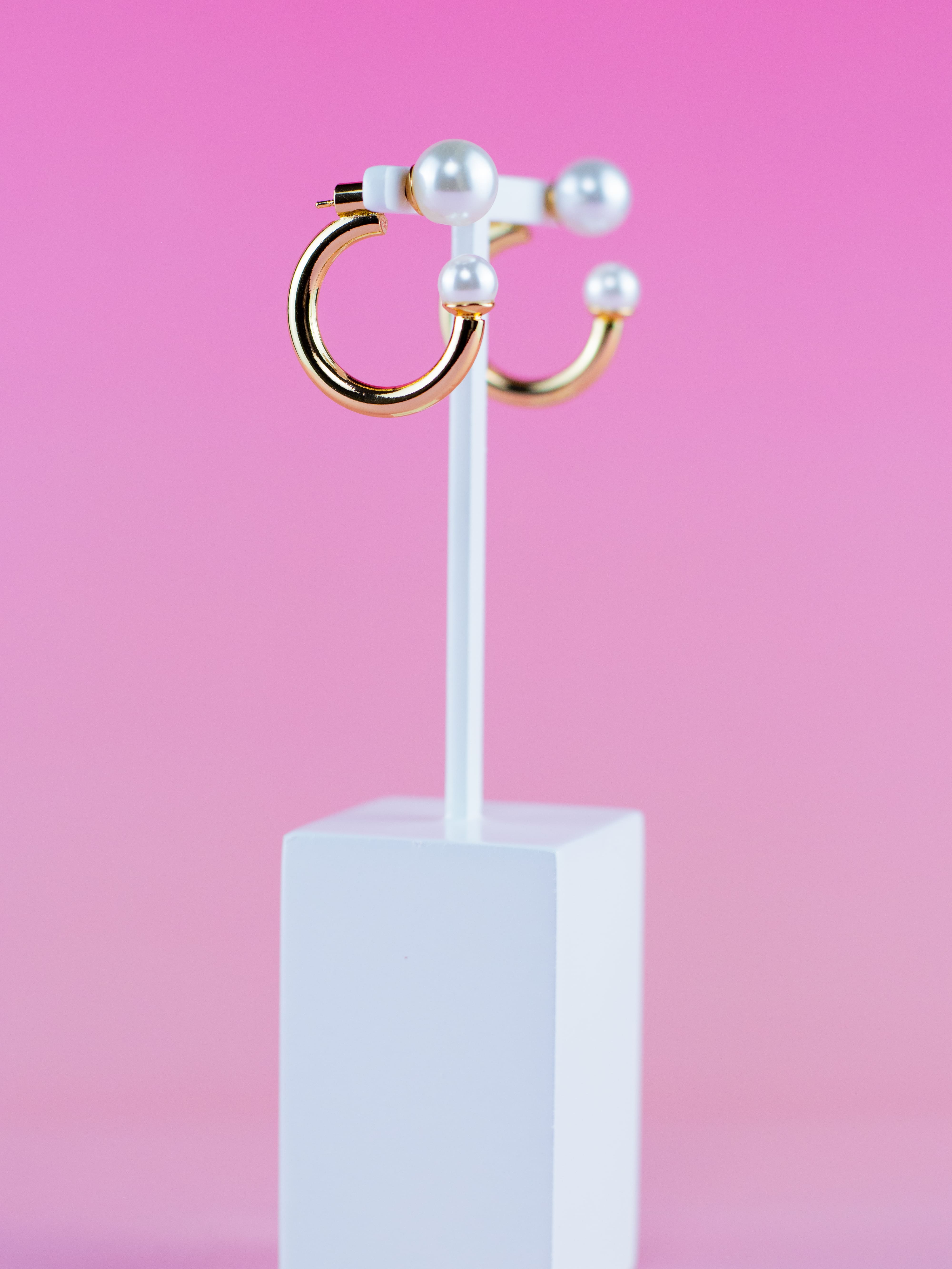 Argola de Metal Liso Dourado com Pérola