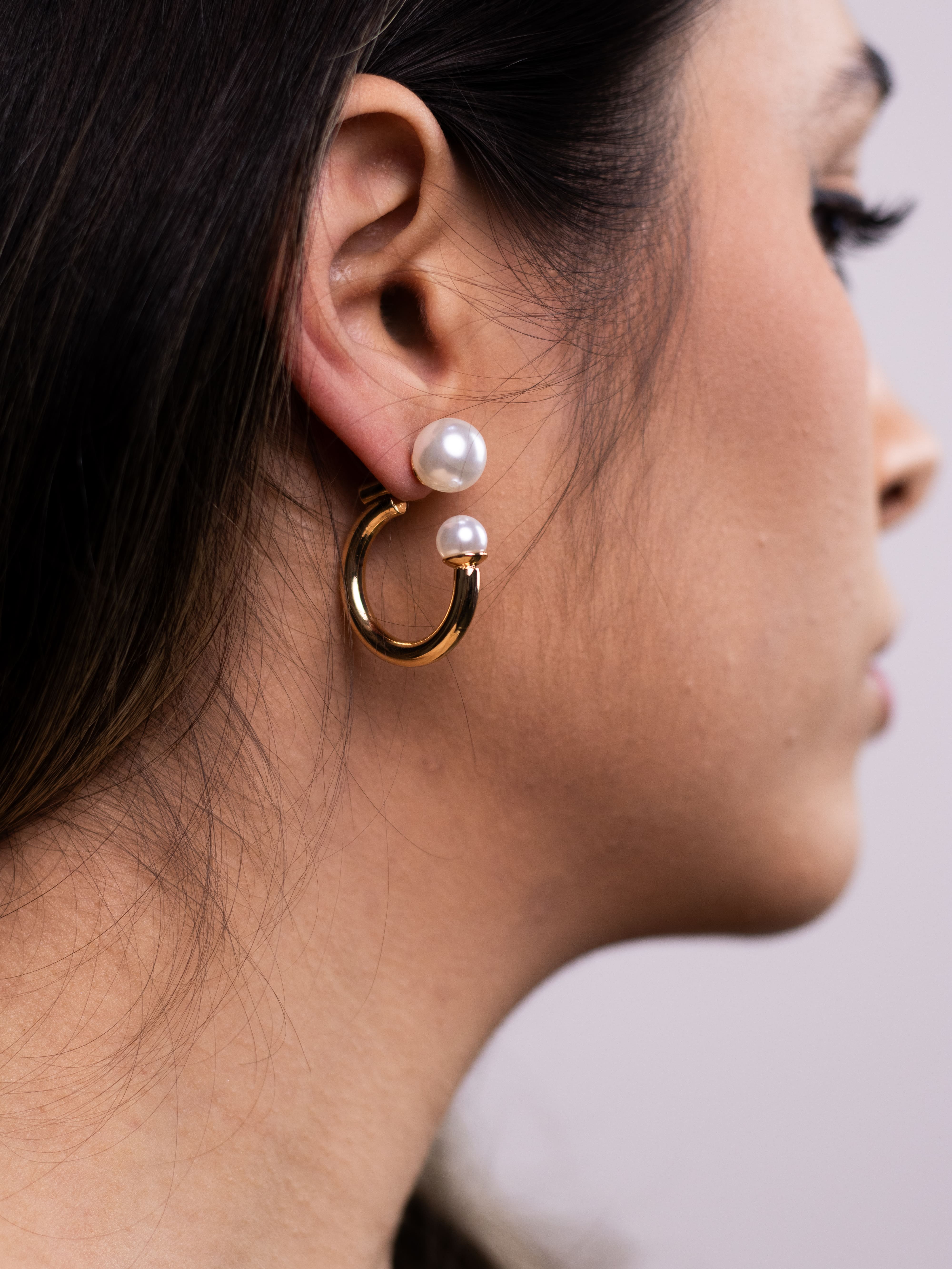 Argola de Metal Liso Dourado com Pérola