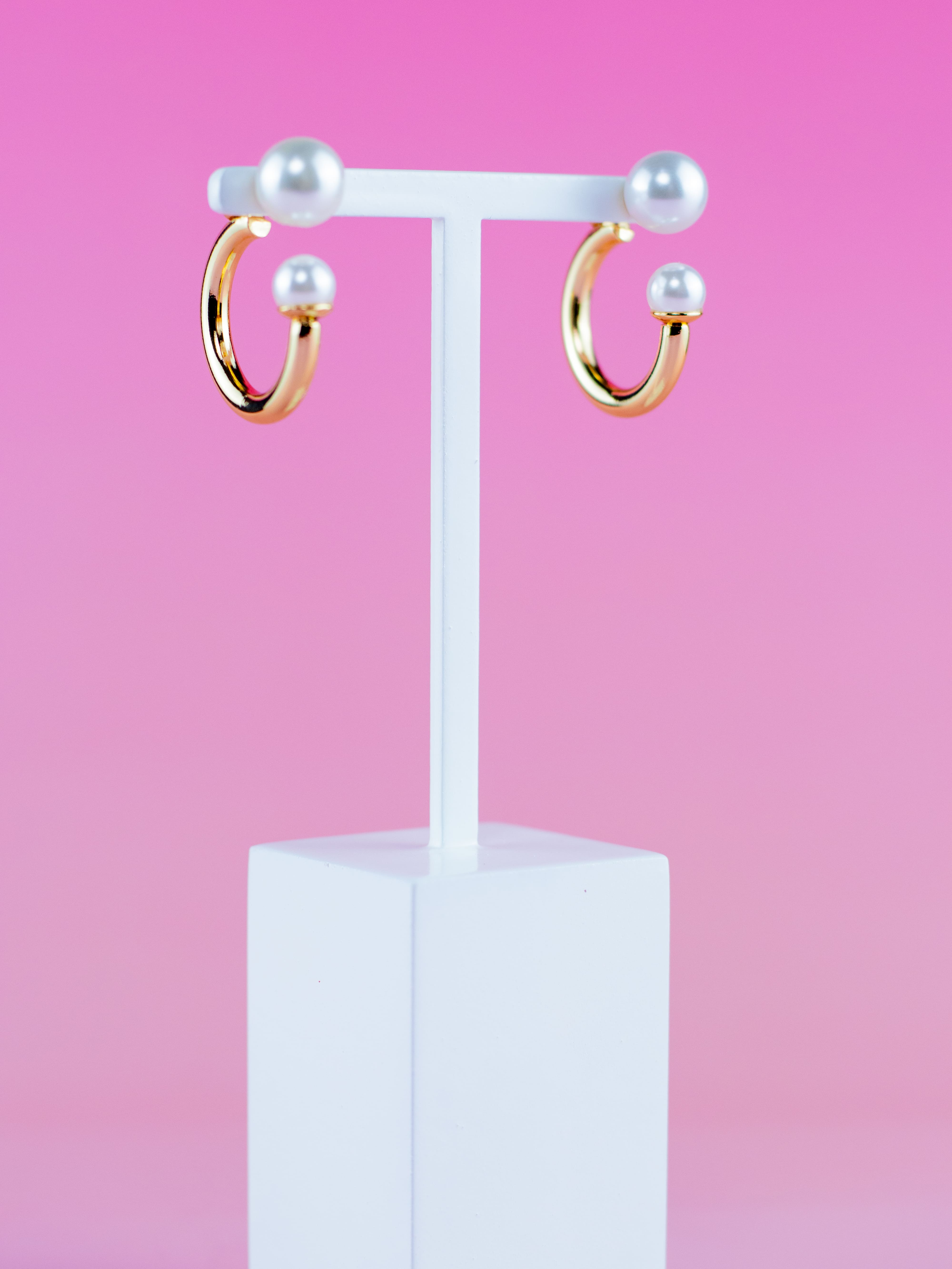 Argola de Metal Liso Dourado com Pérola