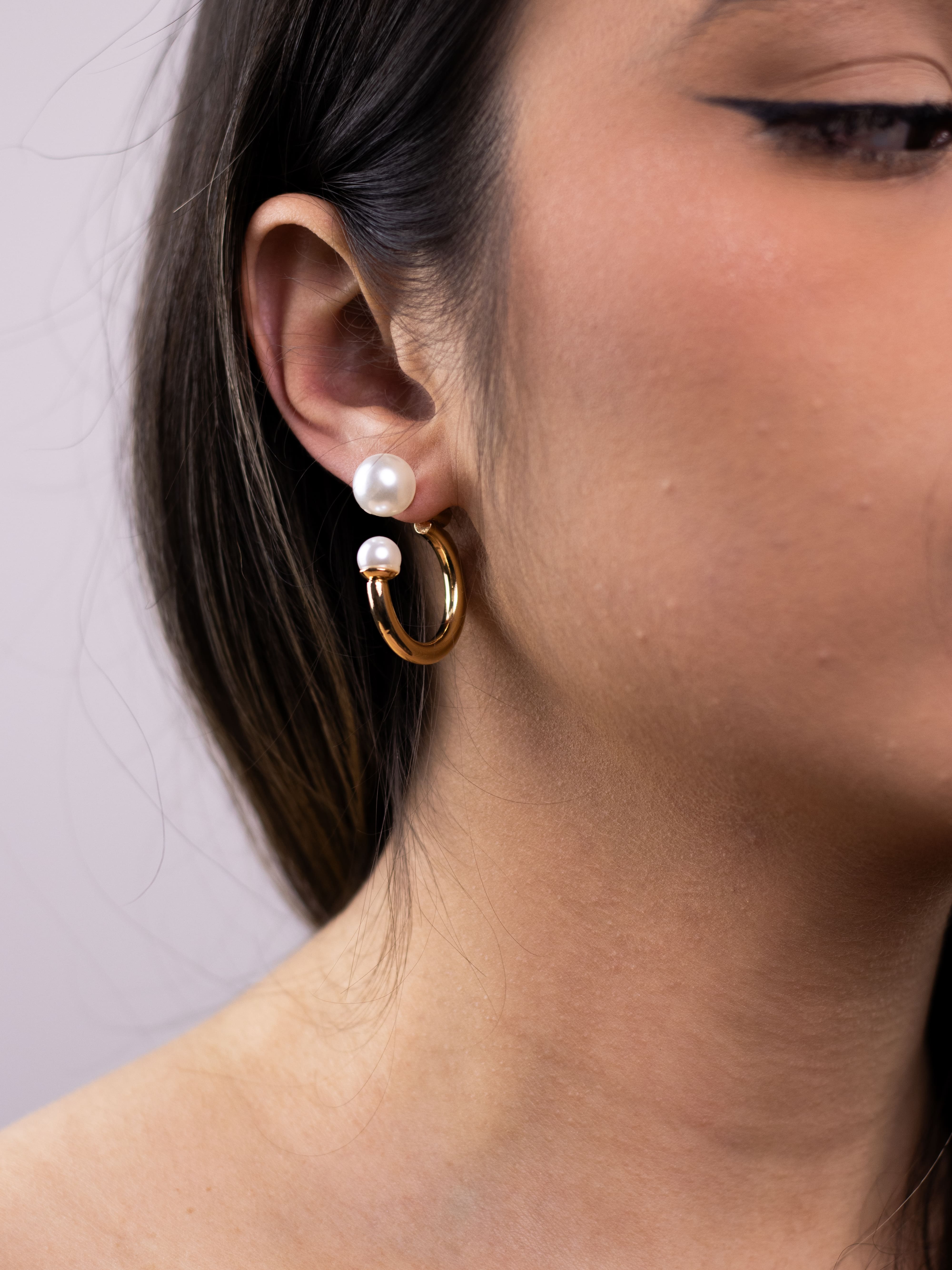 Argola de Metal Liso Dourado com Pérola