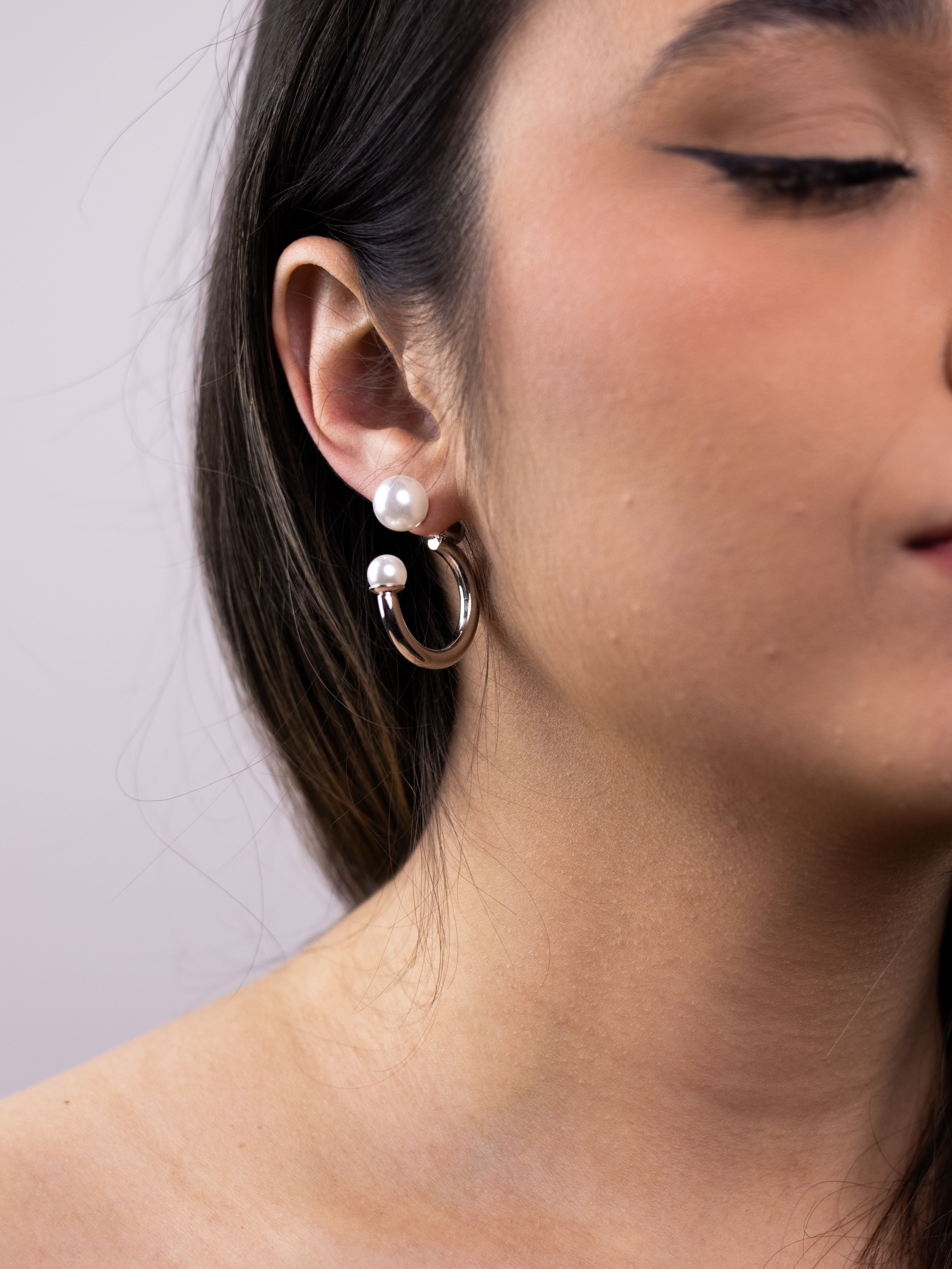 Argola de Metal Liso Prata com Pérola