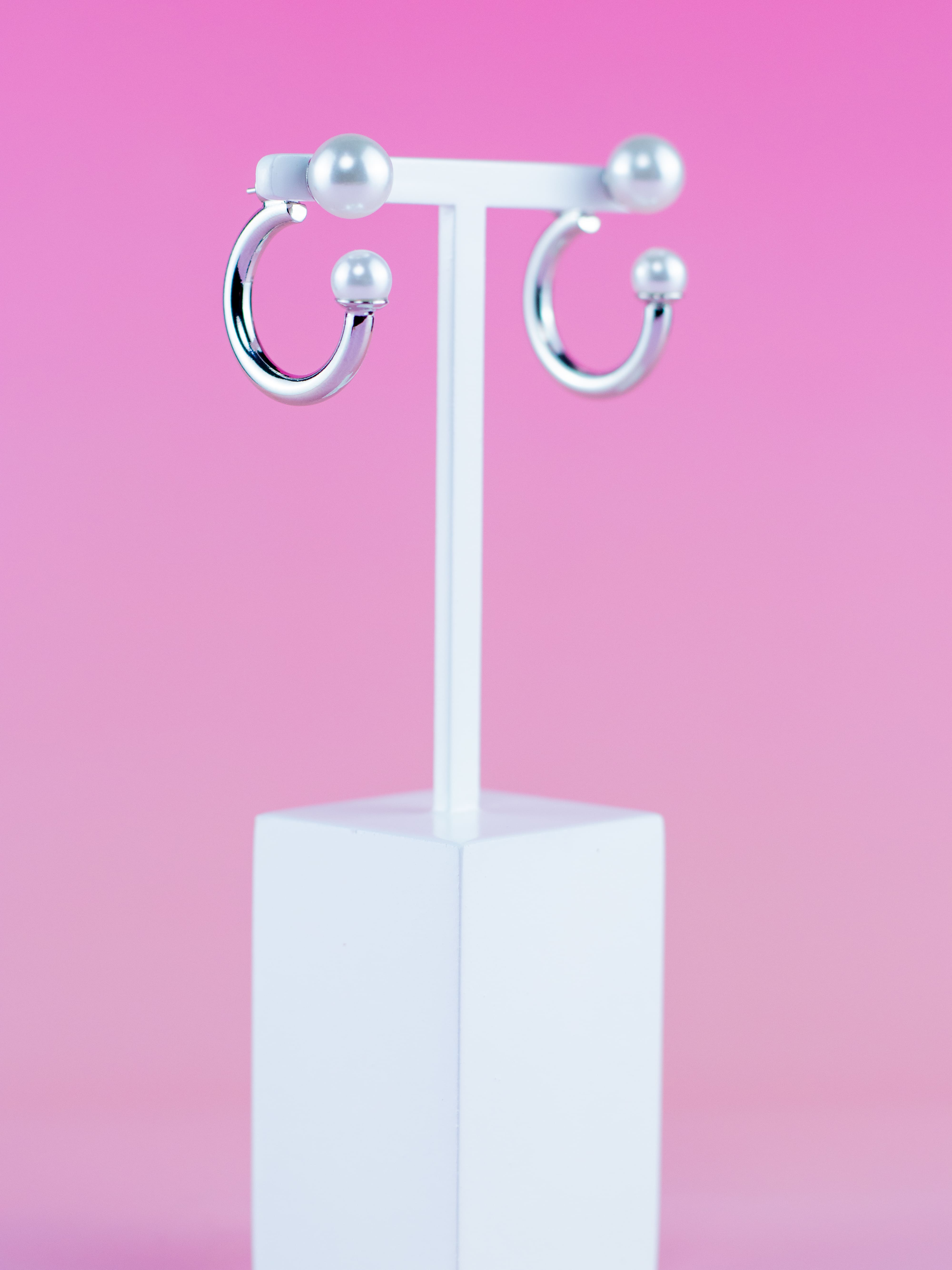 Argola de Metal Liso Prata com Pérola