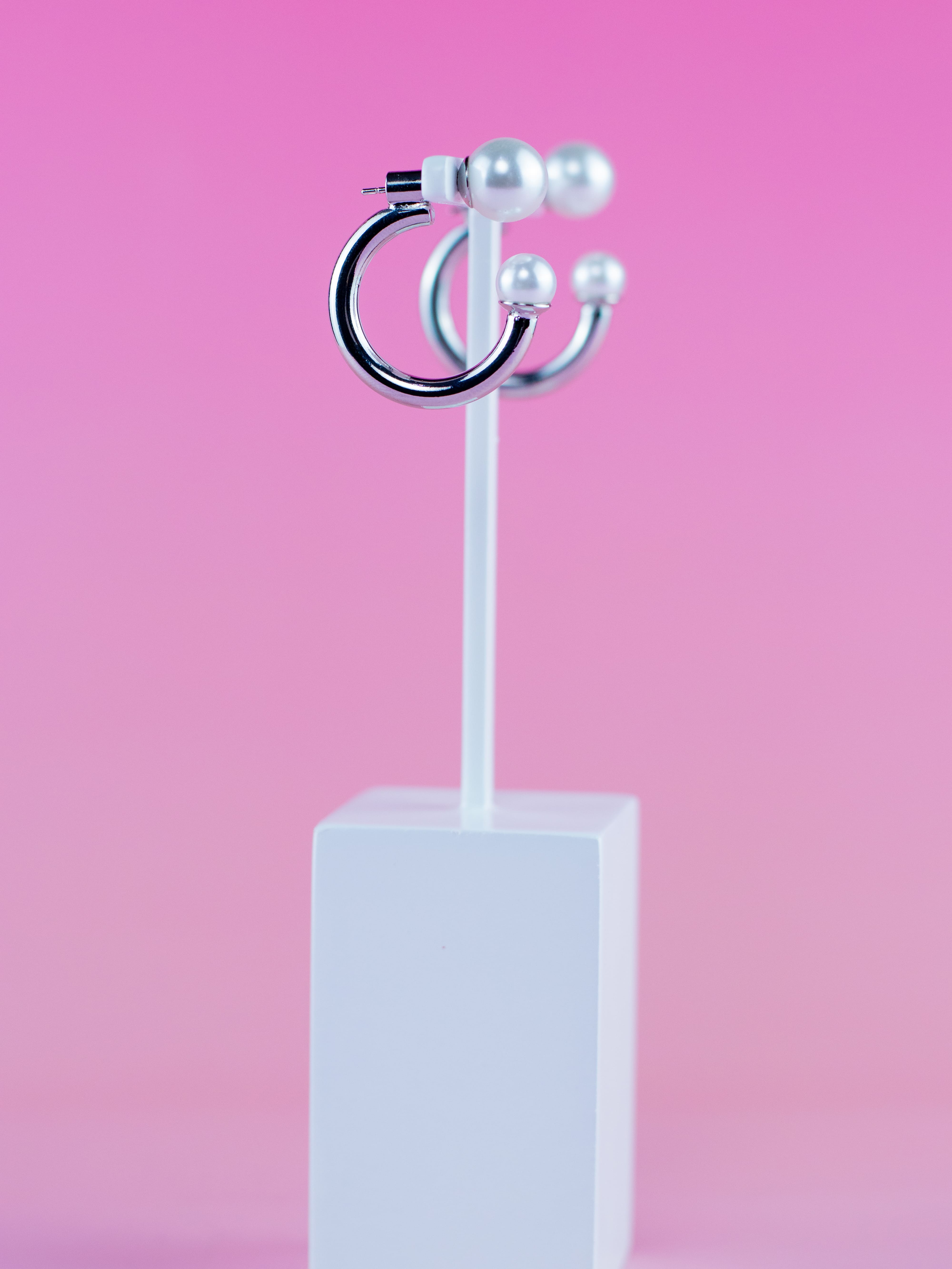 Argola de Metal Liso Prata com Pérola