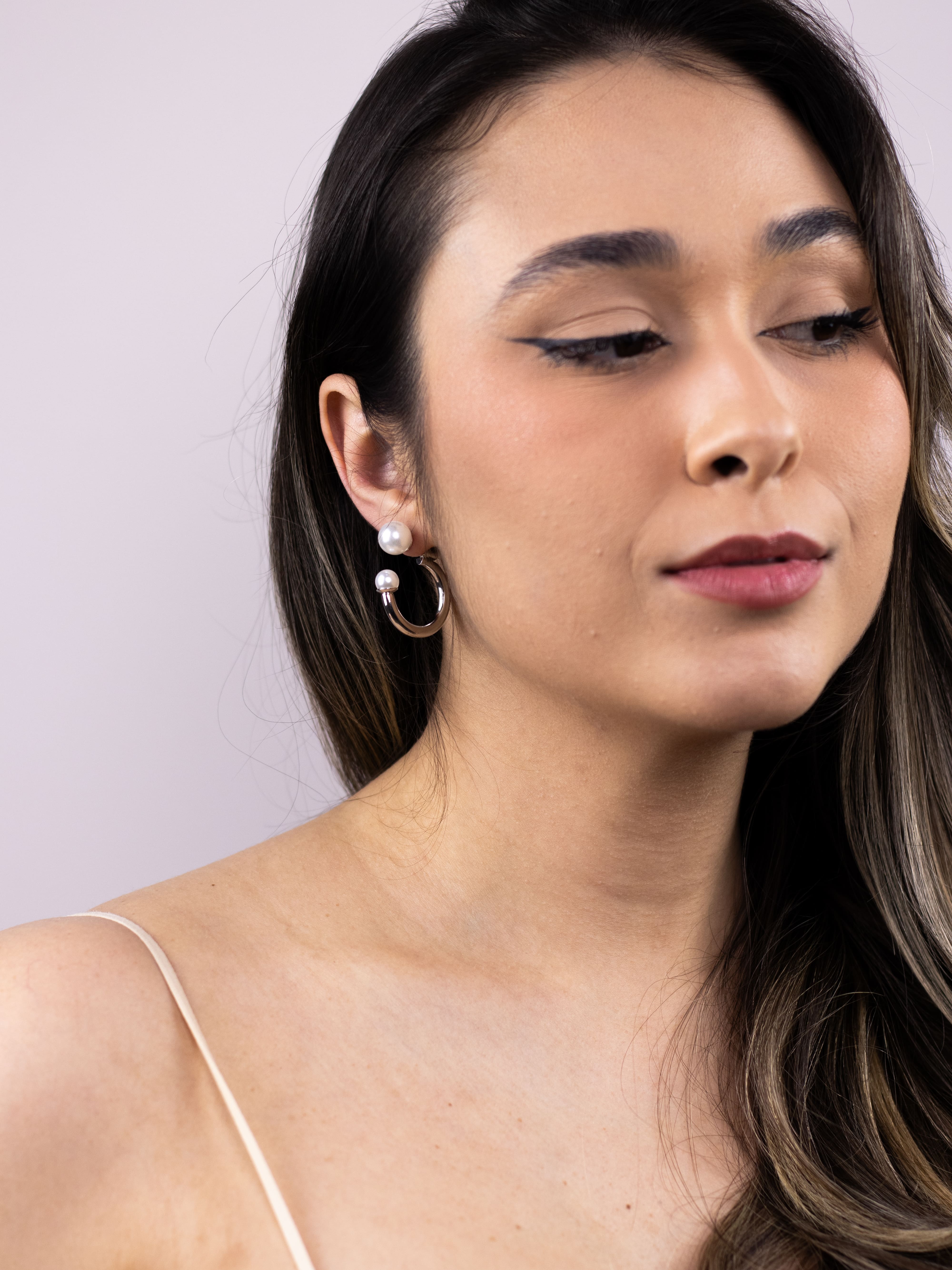 Argola de Metal Liso Prata com Pérola