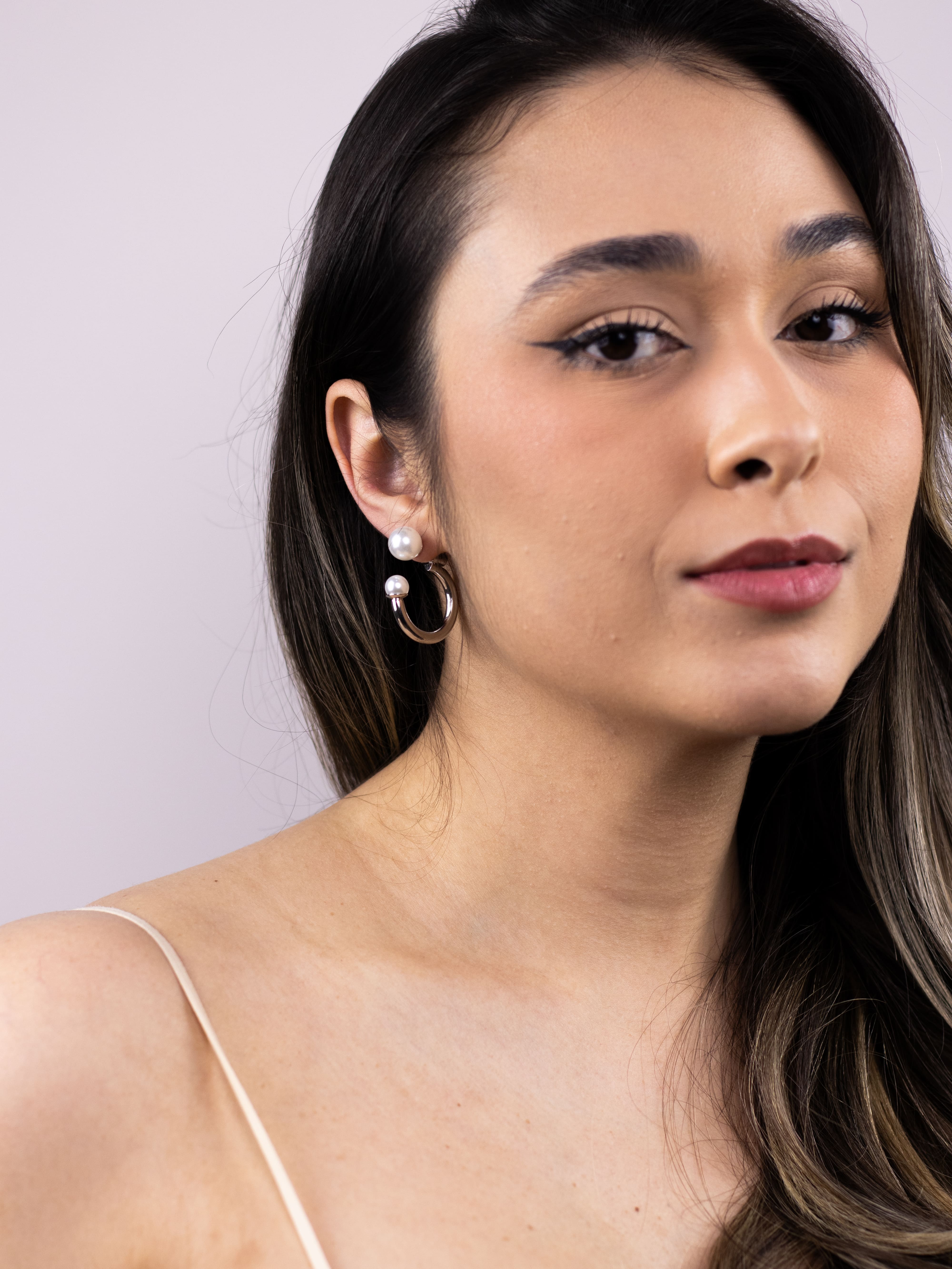 Argola de Metal Liso Prata com Pérola