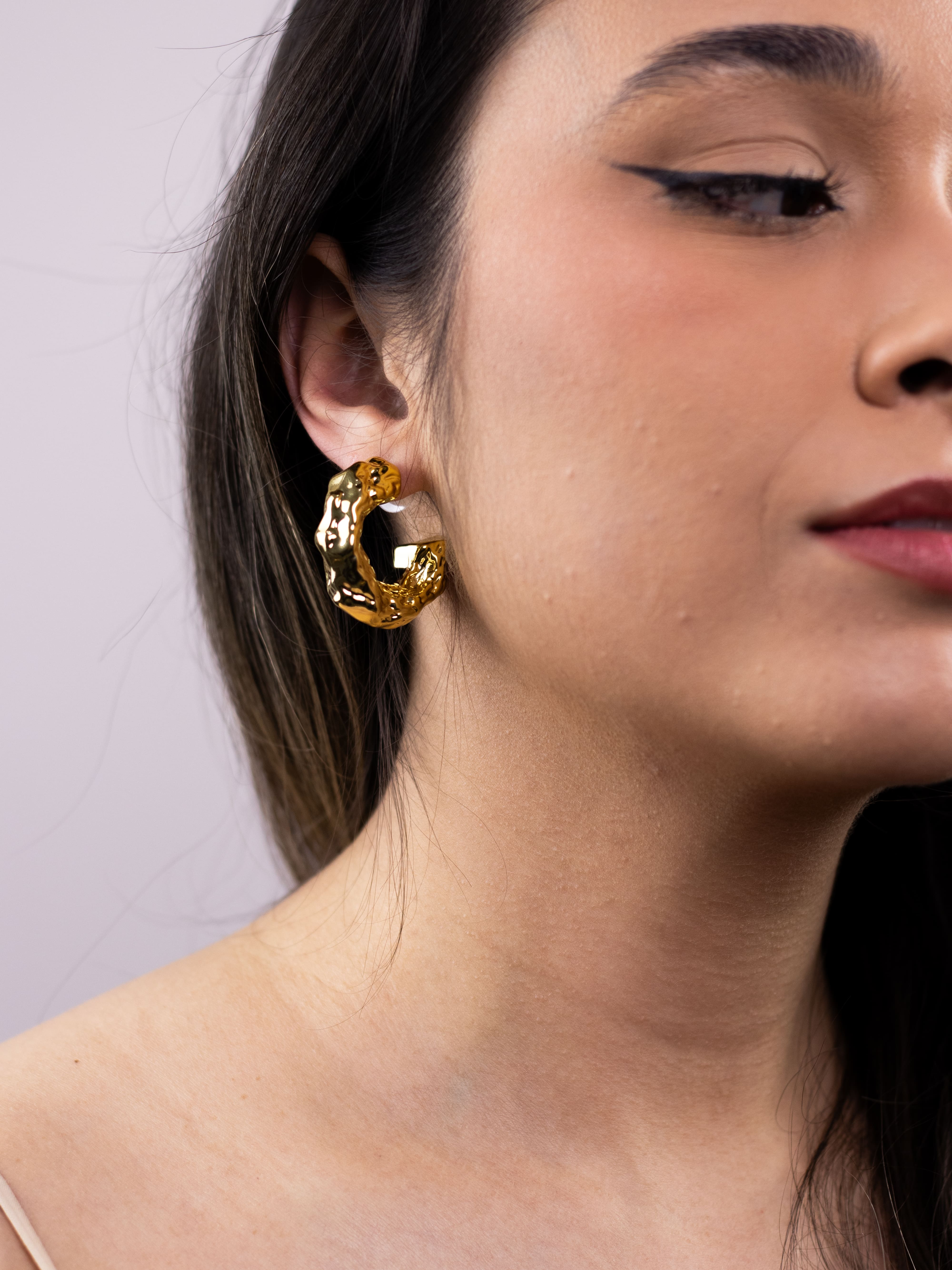 Argola Dourada de ABS Martelada